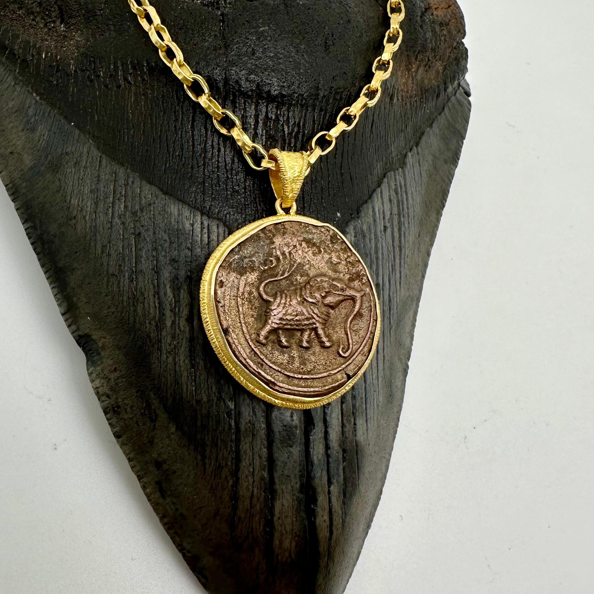 Royaume de Mysore, Inde 1700's Pièce de monnaie en bronze représentant un éléphant Pendentif en or 18K en vente 7