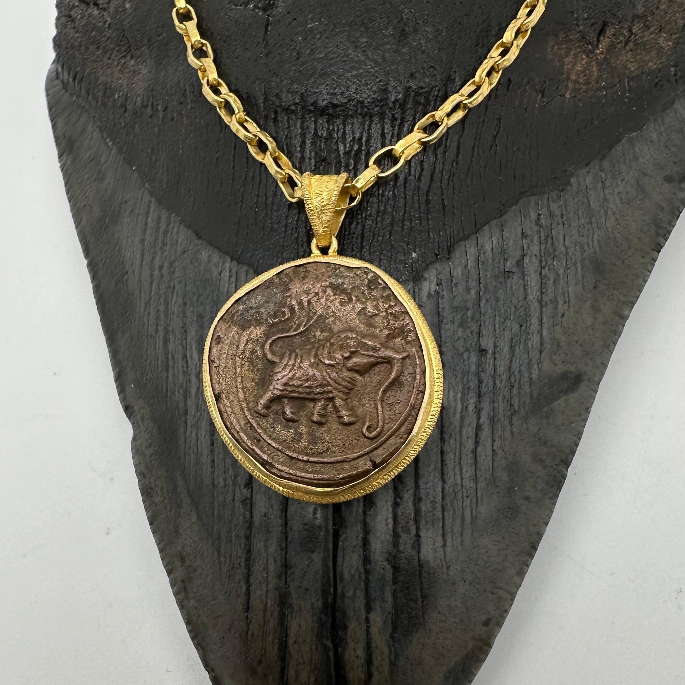 Royaume de Mysore, Inde 1700's Pièce de monnaie en bronze représentant un éléphant Pendentif en or 18K en vente 8