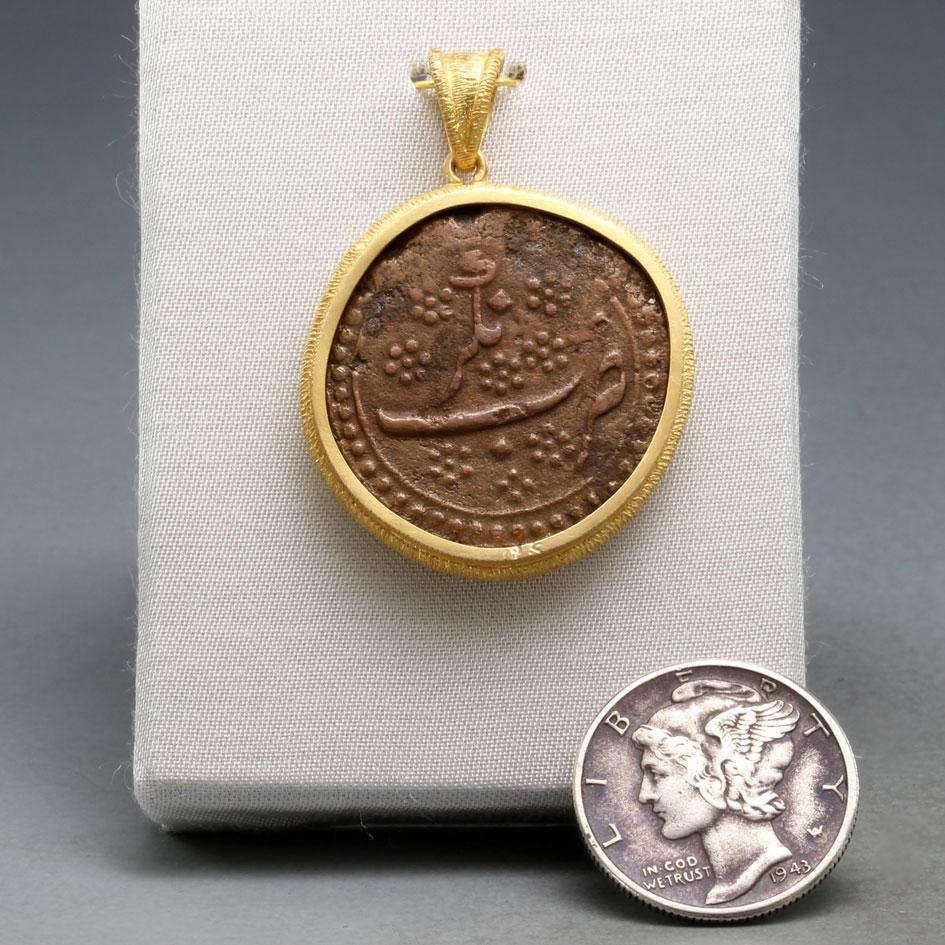 Contemporain Royaume de Mysore, Inde 1700's Pièce de monnaie en bronze représentant un éléphant Pendentif en or 18K en vente