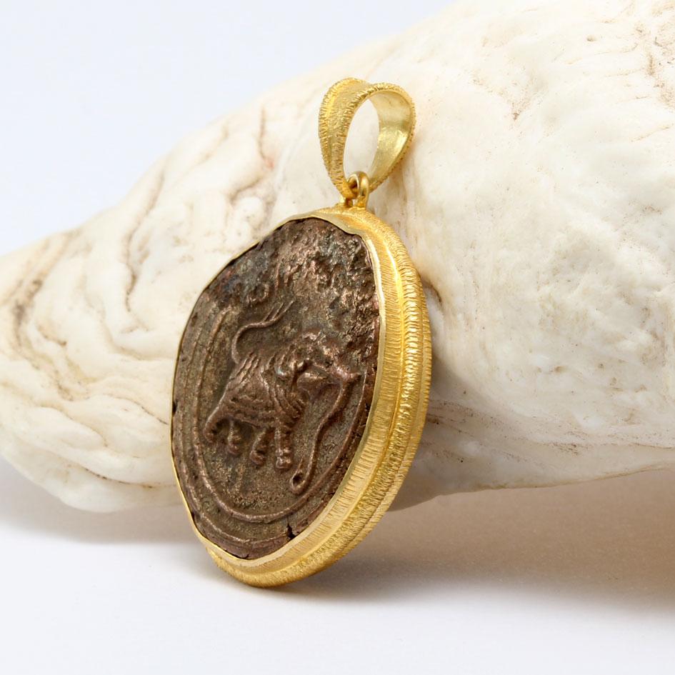 Royaume de Mysore, Inde 1700's Pièce de monnaie en bronze représentant un éléphant Pendentif en or 18K Neuf - En vente à Soquel, CA