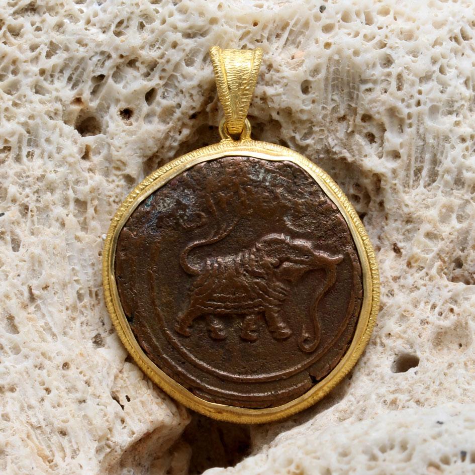 Royaume de Mysore, Inde 1700's Pièce de monnaie en bronze représentant un éléphant Pendentif en or 18K Unisexe en vente