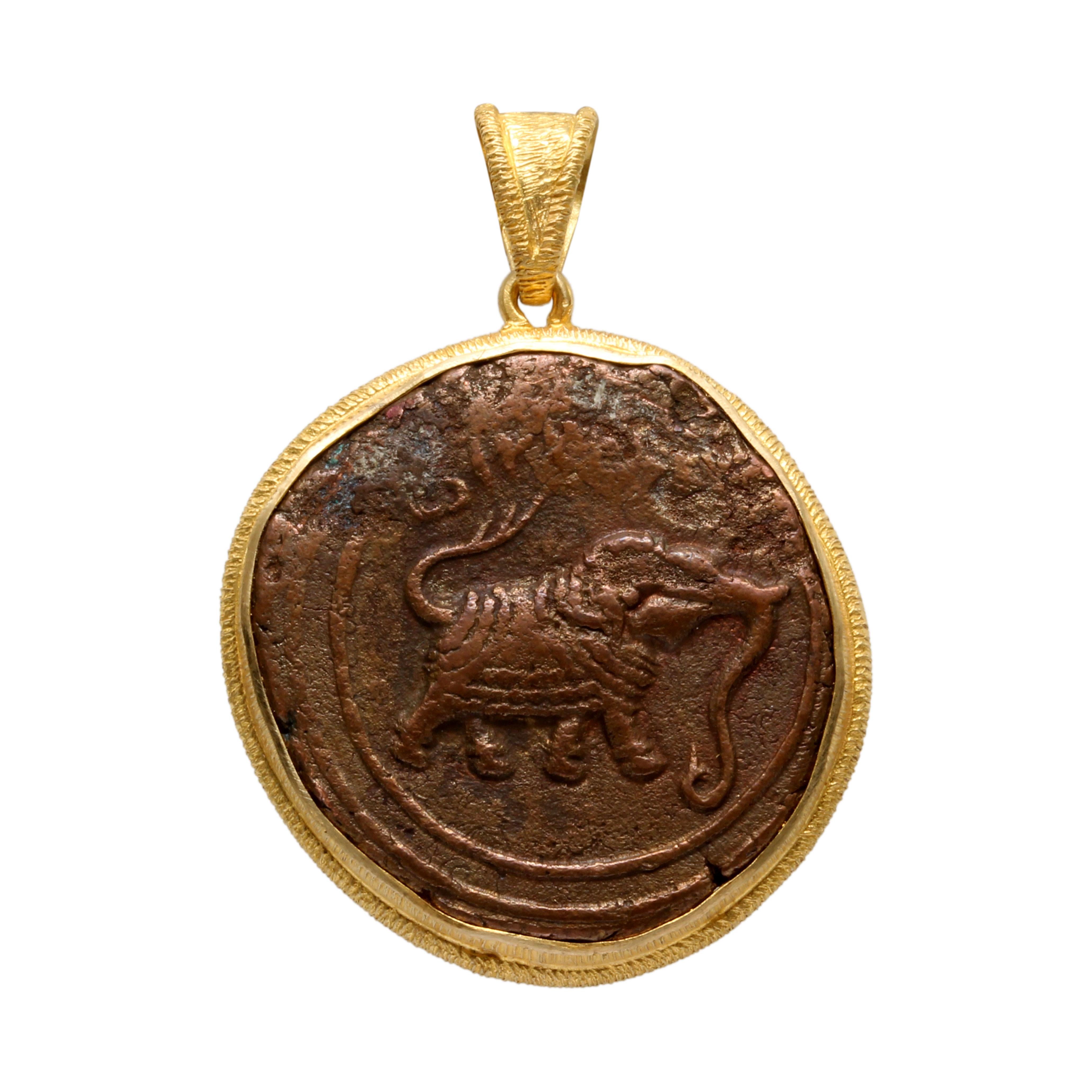 Royaume de Mysore, Inde 1700's Pièce de monnaie en bronze représentant un éléphant Pendentif en or 18K en vente 1