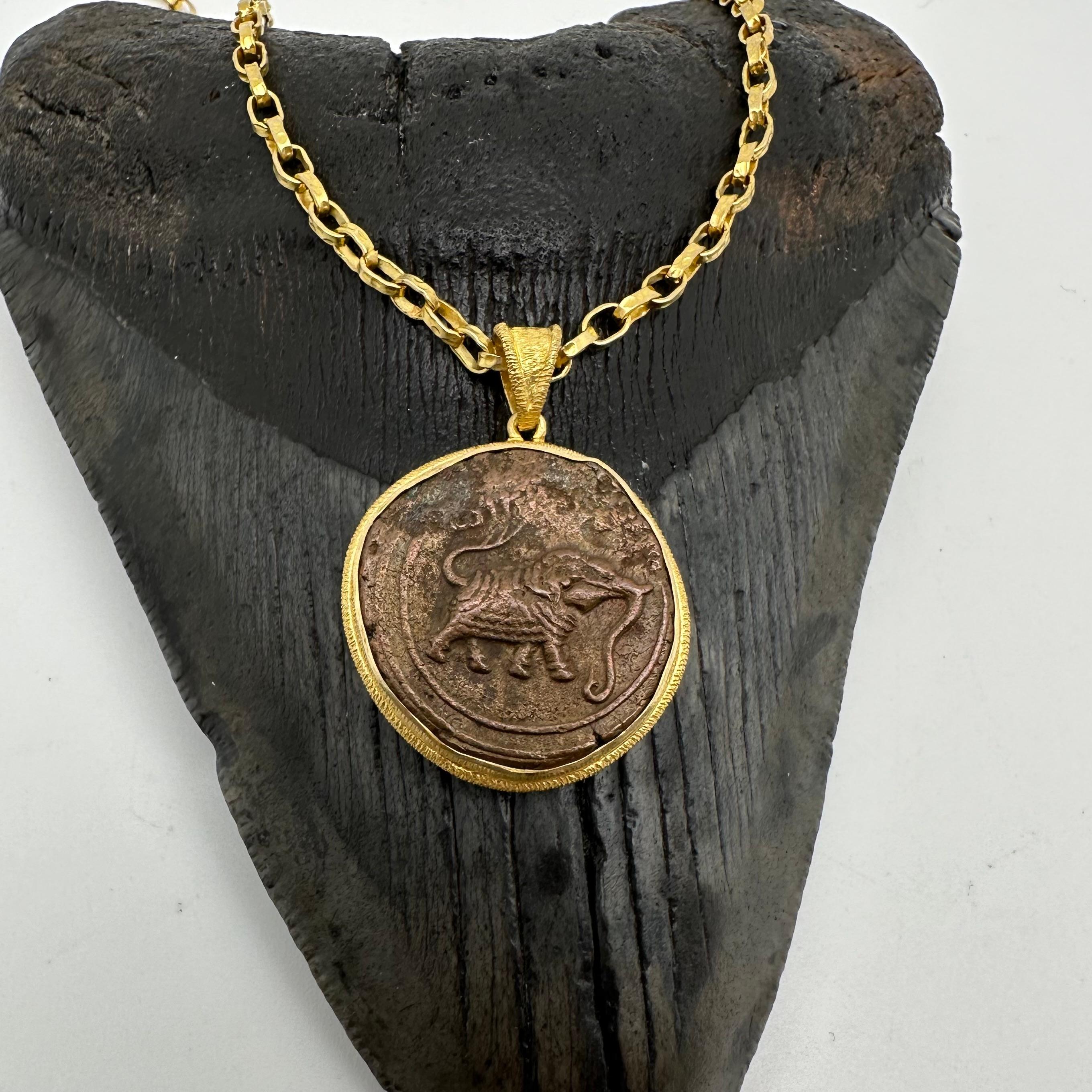 Royaume de Mysore, Inde 1700's Pièce de monnaie en bronze représentant un éléphant Pendentif en or 18K en vente 3