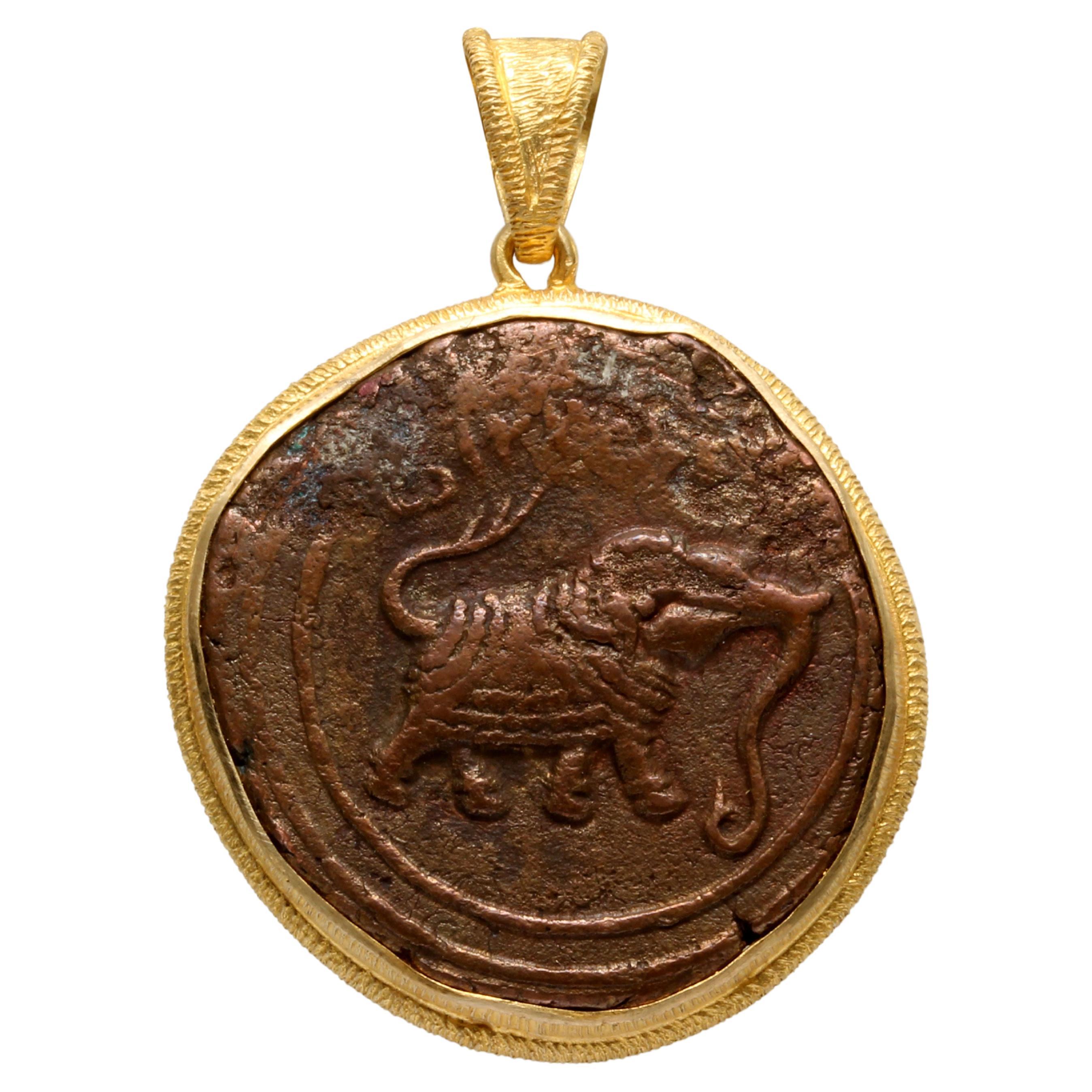 Royaume de Mysore, Inde 1700's Pièce de monnaie en bronze représentant un éléphant Pendentif en or 18K en vente