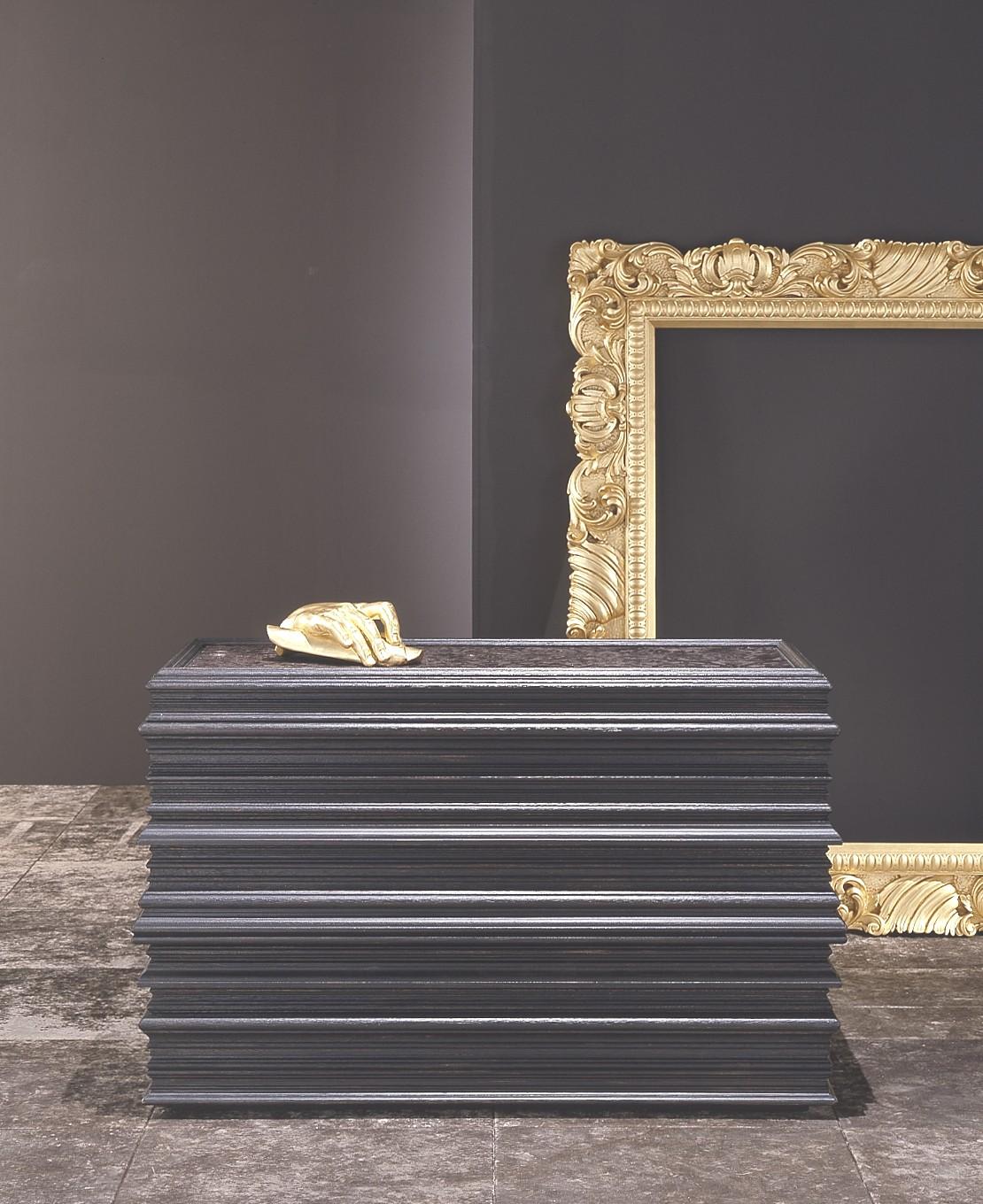 
Wir präsentieren den Inbegriff von Opulenz - unseren handgeschnitzten Barockrahmen mit Spiegel, der in sorgfältiger Handarbeit gefertigt wurde, um Ihrem Raum einen Hauch von königlicher Eleganz zu verleihen. Mit seinem luxuriösen Goldfinish ist
