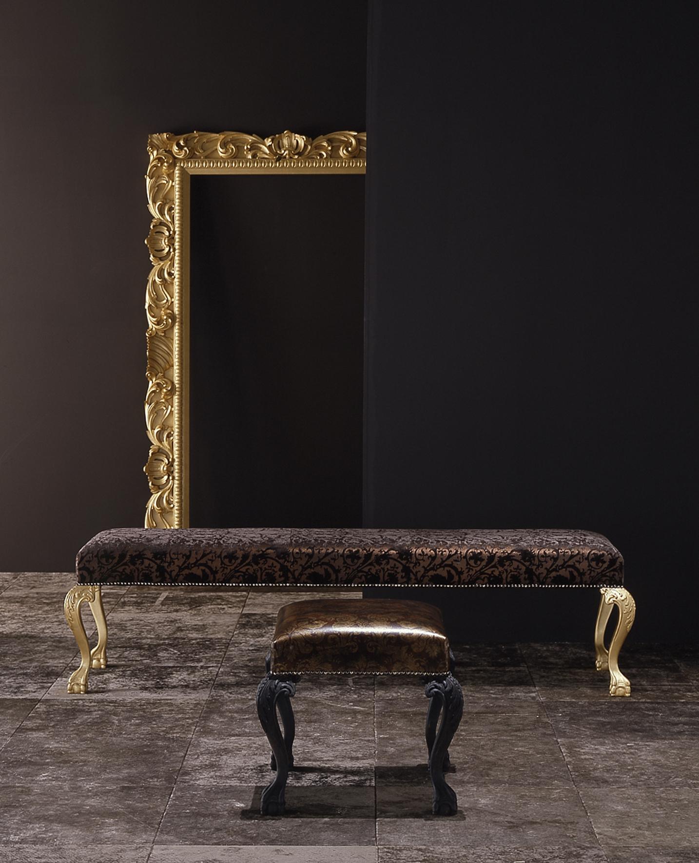 
Voici l'incarnation de l'élégance intemporelle : le miroir baroque, un chef-d'œuvre d'artisanat qui transcende les époques. Chaque courbe et détail de son cadre en bois est méticuleusement sculpté à la main, conférant au miroir un sens artistique