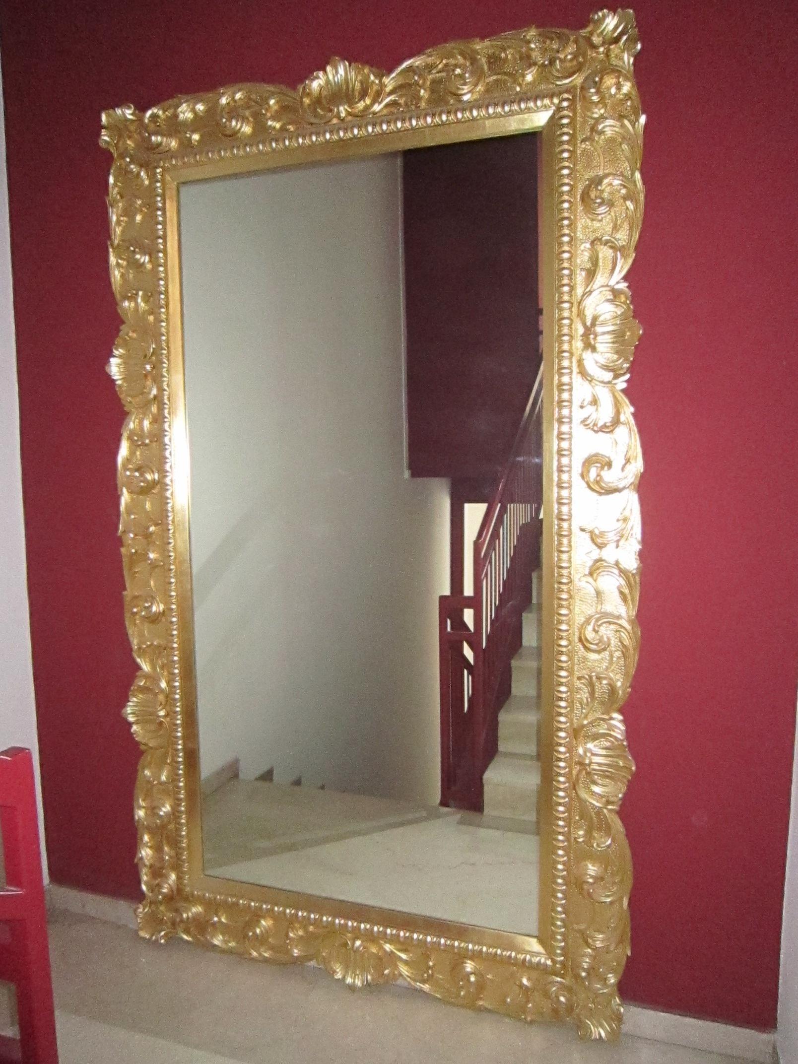 italien Miroir MYSTERE à la feuille d'or avec cadre baroque sculpté à la main en vente