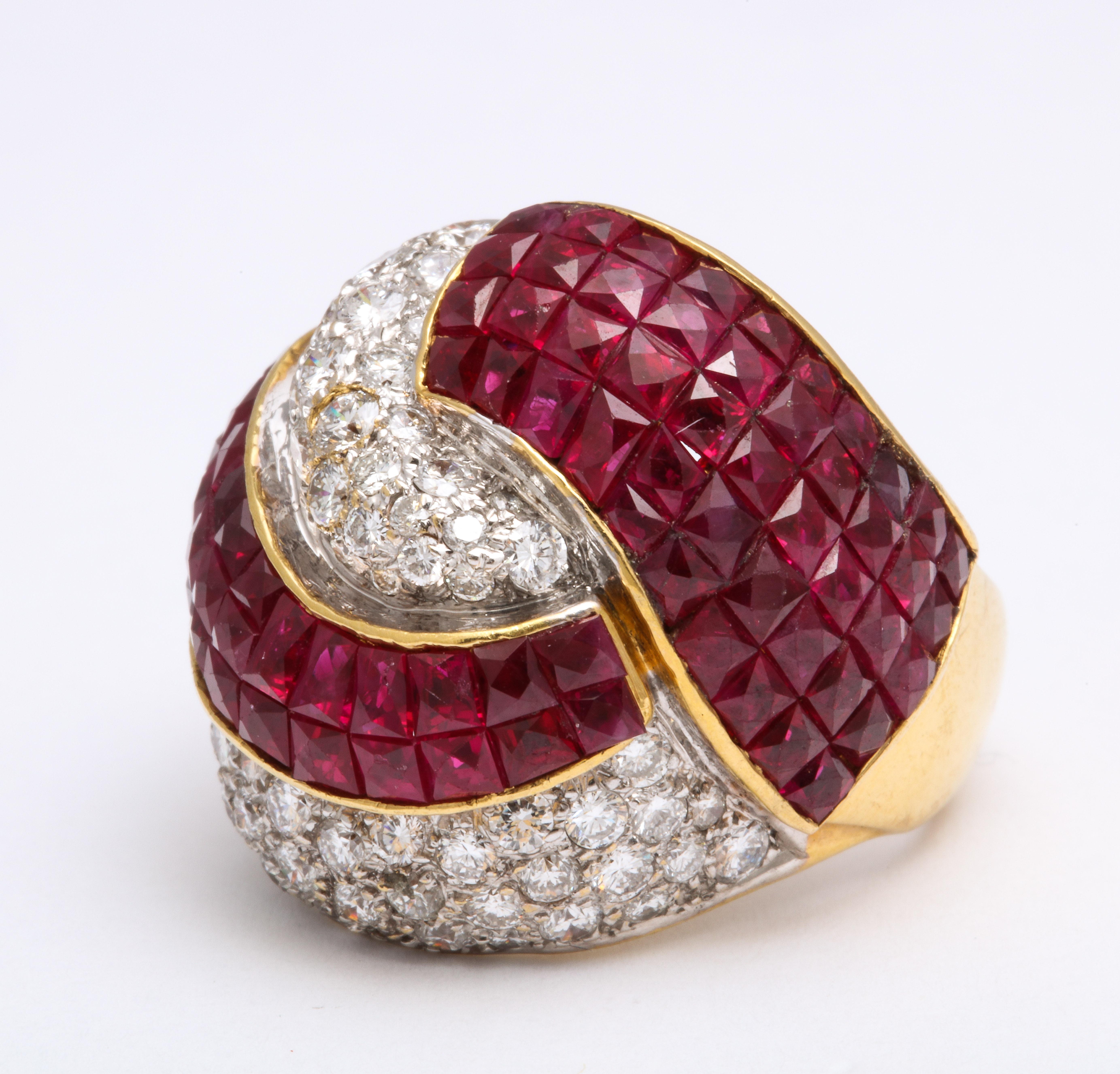 
Ein spektakuläres Stück!

Mysteriös gefasste Rubine wirbeln mit etwa 2 Karat Diamanten in diesem Ring im Bombenstil. 

Fassung aus 18 Karat Gelbgold. 

Größe 6.5+