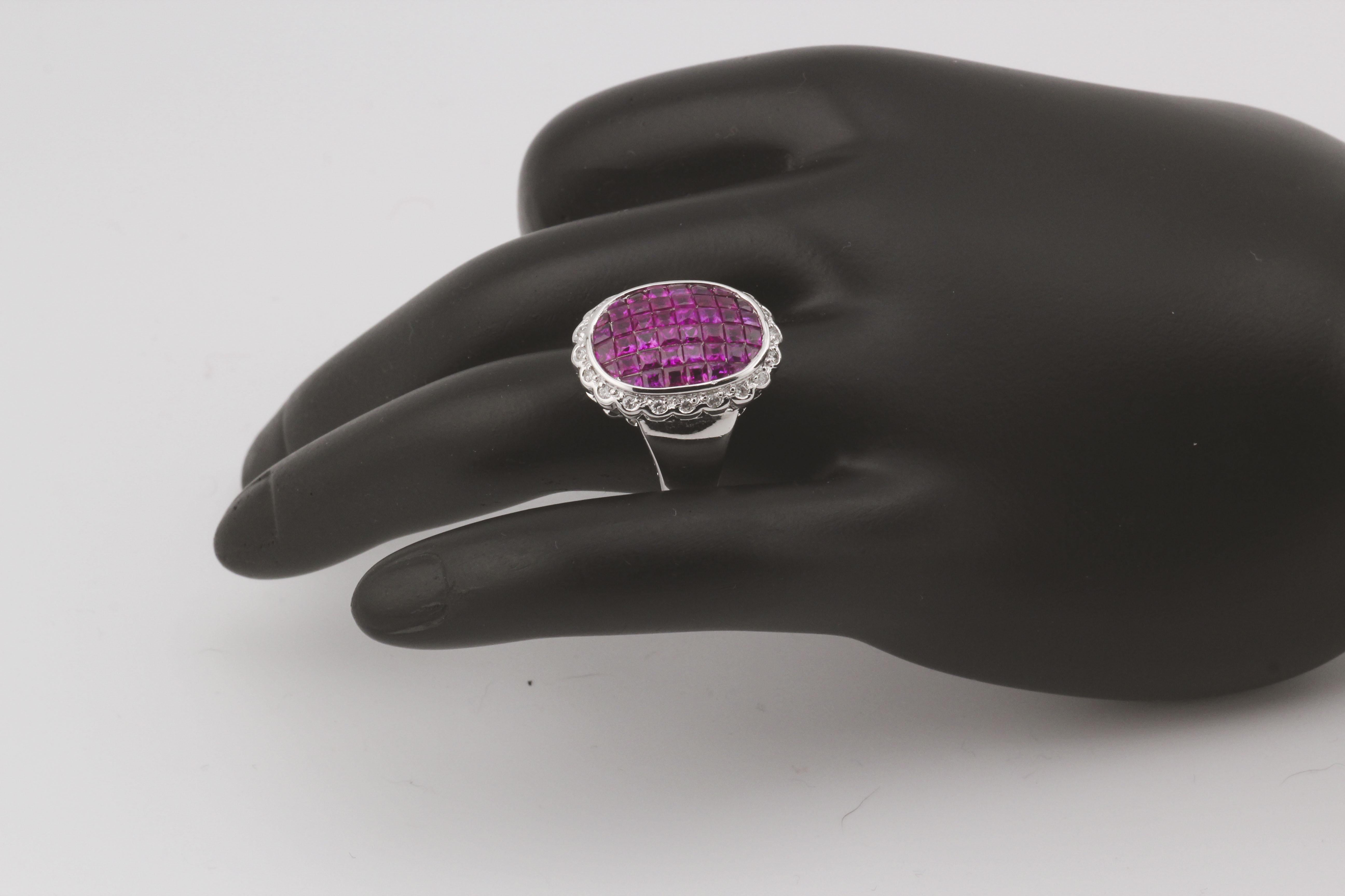 Der Mystery Set Ruby Diamond 18K White Gold Ring ist ein außergewöhnliches Schmuckstück, das für höchste Handwerkskunst und Innovation steht. Dieser Ring besticht durch eine faszinierende Anordnung leuchtender Rubine, die in einer geheimnisvollen
