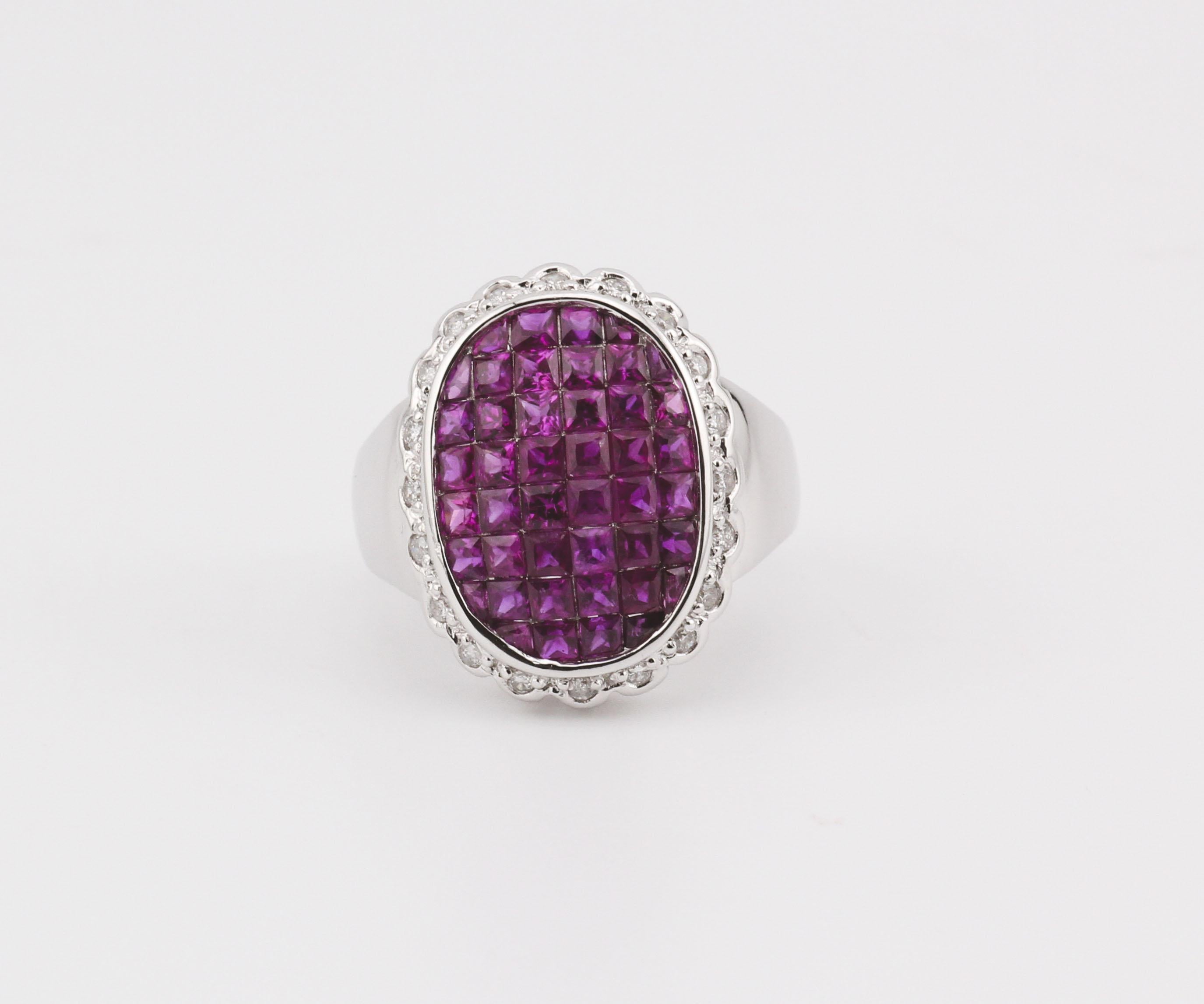 Ring aus 18 Karat Weißgold mit Rubin und Diamant in Mystery-Fassung, Größe 6 (Carréeschliff) im Angebot