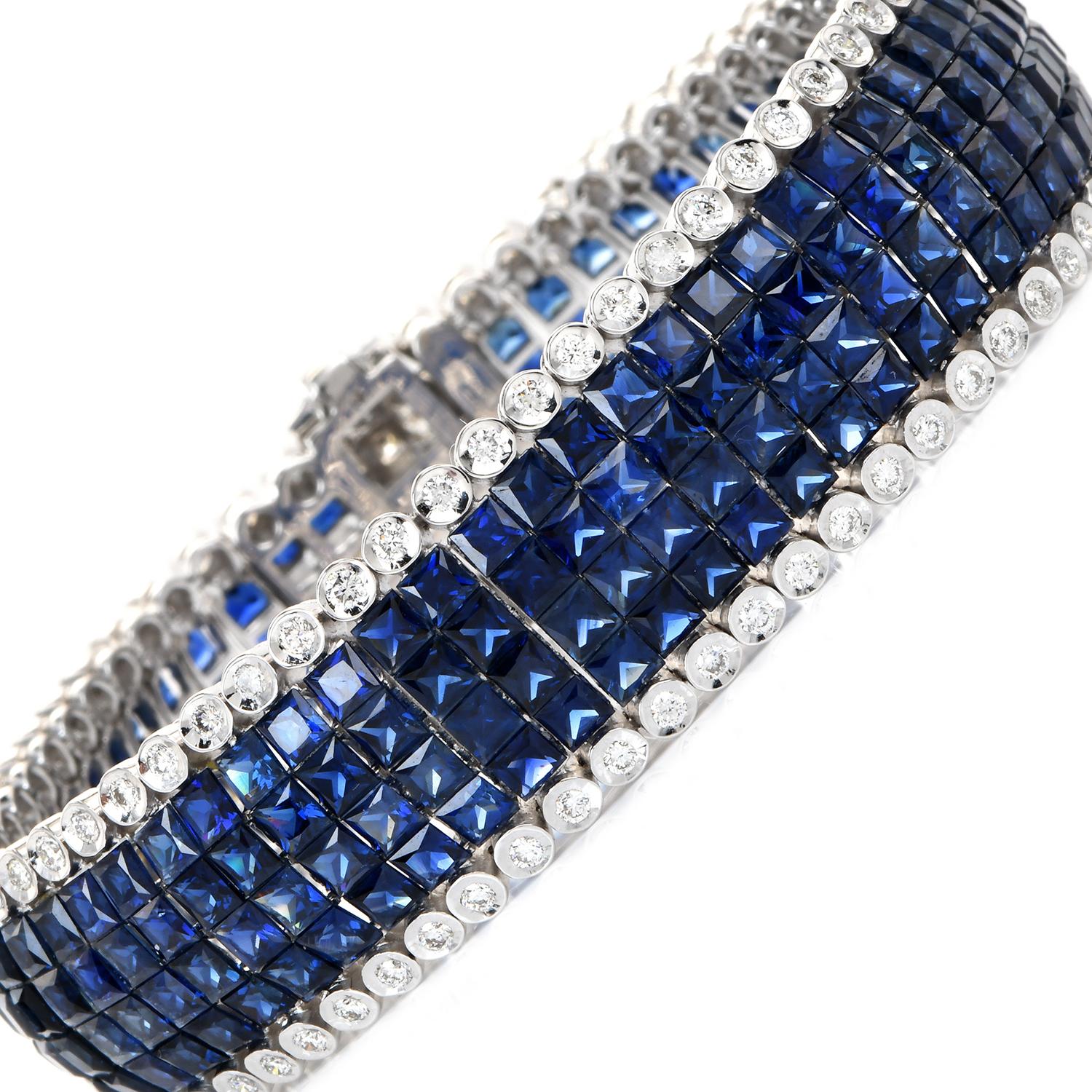 Ce bracelet de propriété est composé d'un bracelet flexible de 4 rangs de saphirs véritables calibrés, bordés de diamants ronds. Ce bracelet est réalisé en or blanc 18 carats et met en valeur des saphirs bleus taillés en gradins, pesant