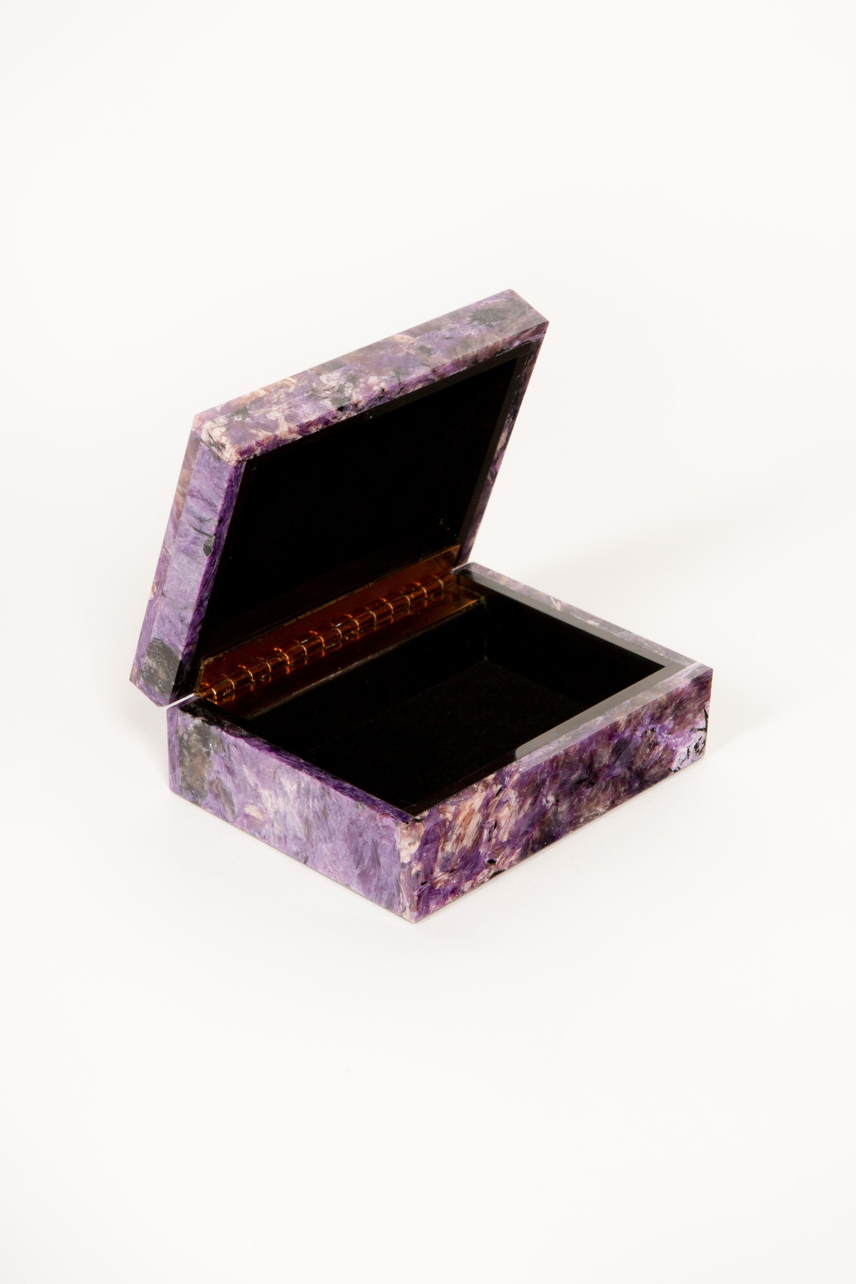 Elegancia Mística: Caja de Recuerdos de Charoite Siberiana en Excelente estado para la venta en New York, NY