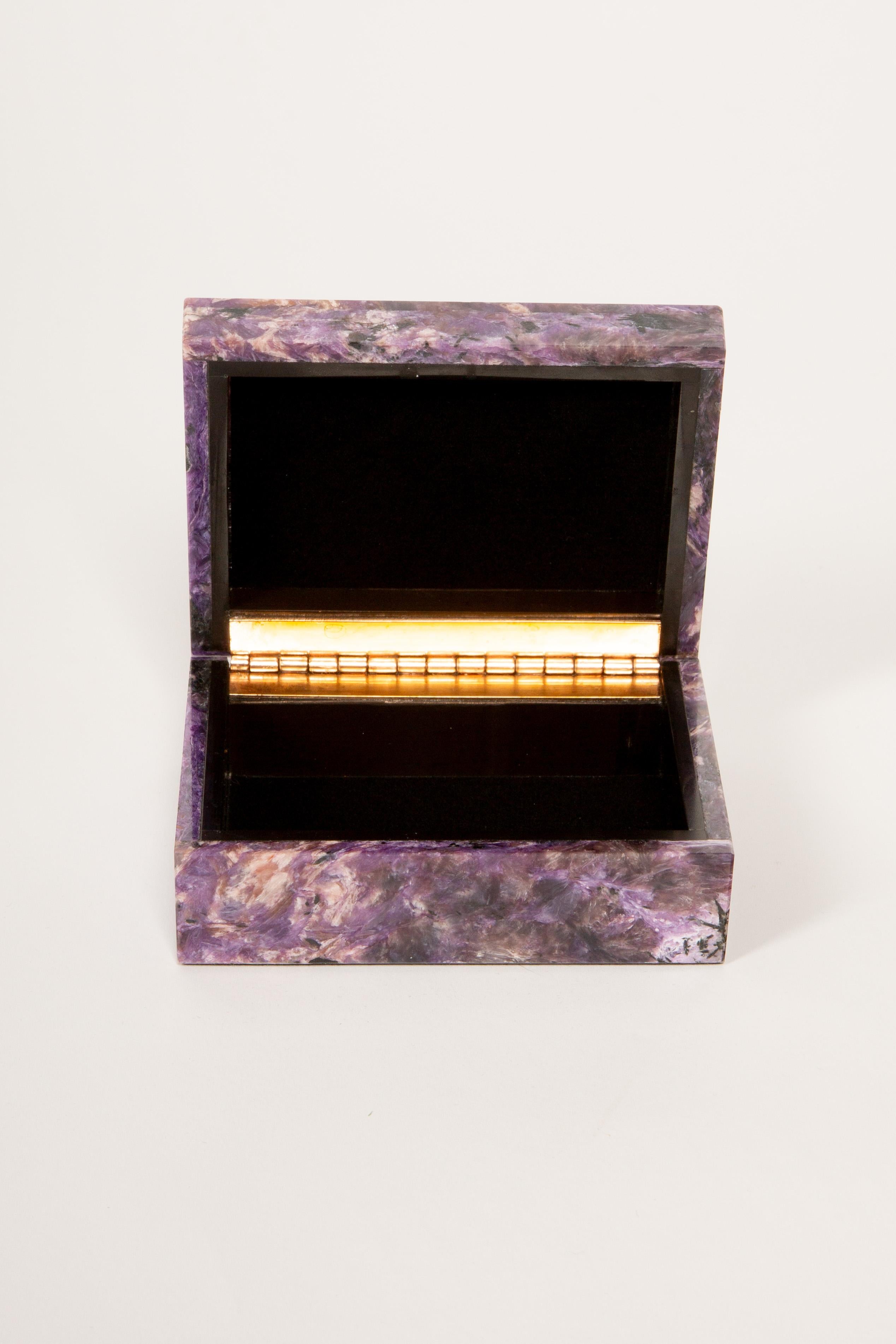 Elegancia Mística: Caja de Recuerdos de Charoite Siberiana Siglo XXI y contemporáneo en venta