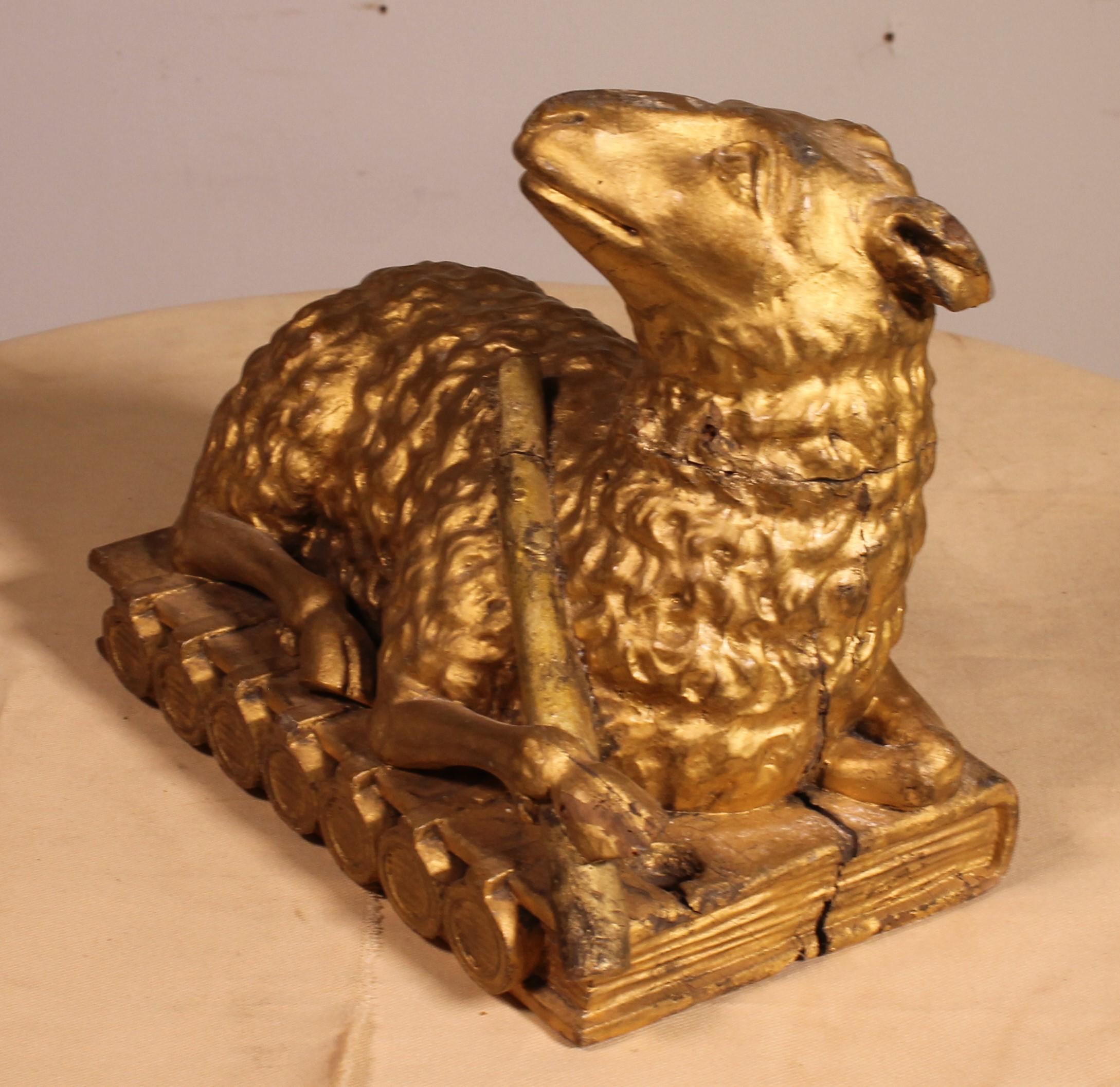 Agnello mistico sul libro con sette sigilli in legno dorato - 18° secolo in vendita 3