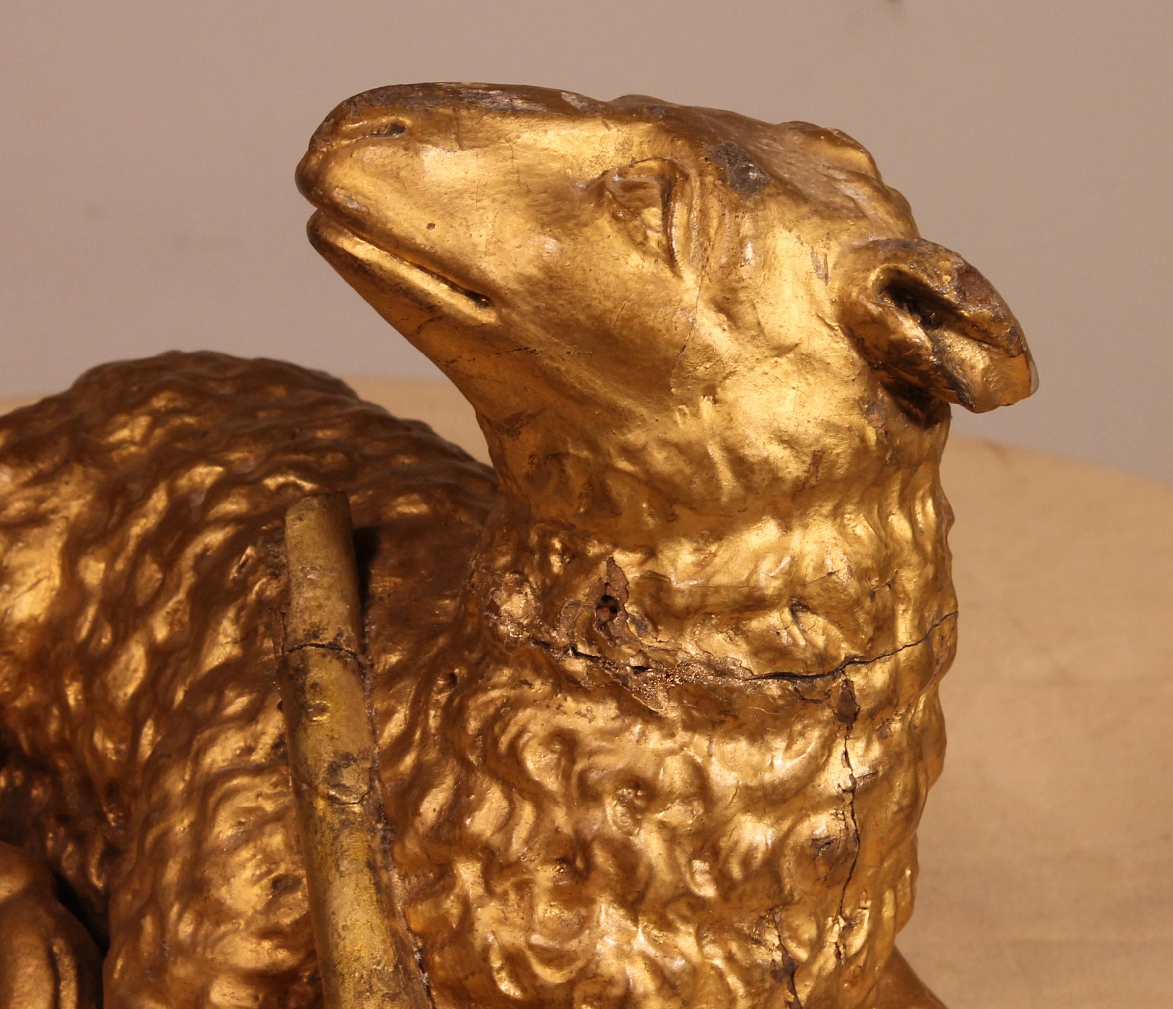 Agnello mistico sul libro con sette sigilli in legno dorato - 18° secolo in vendita 4