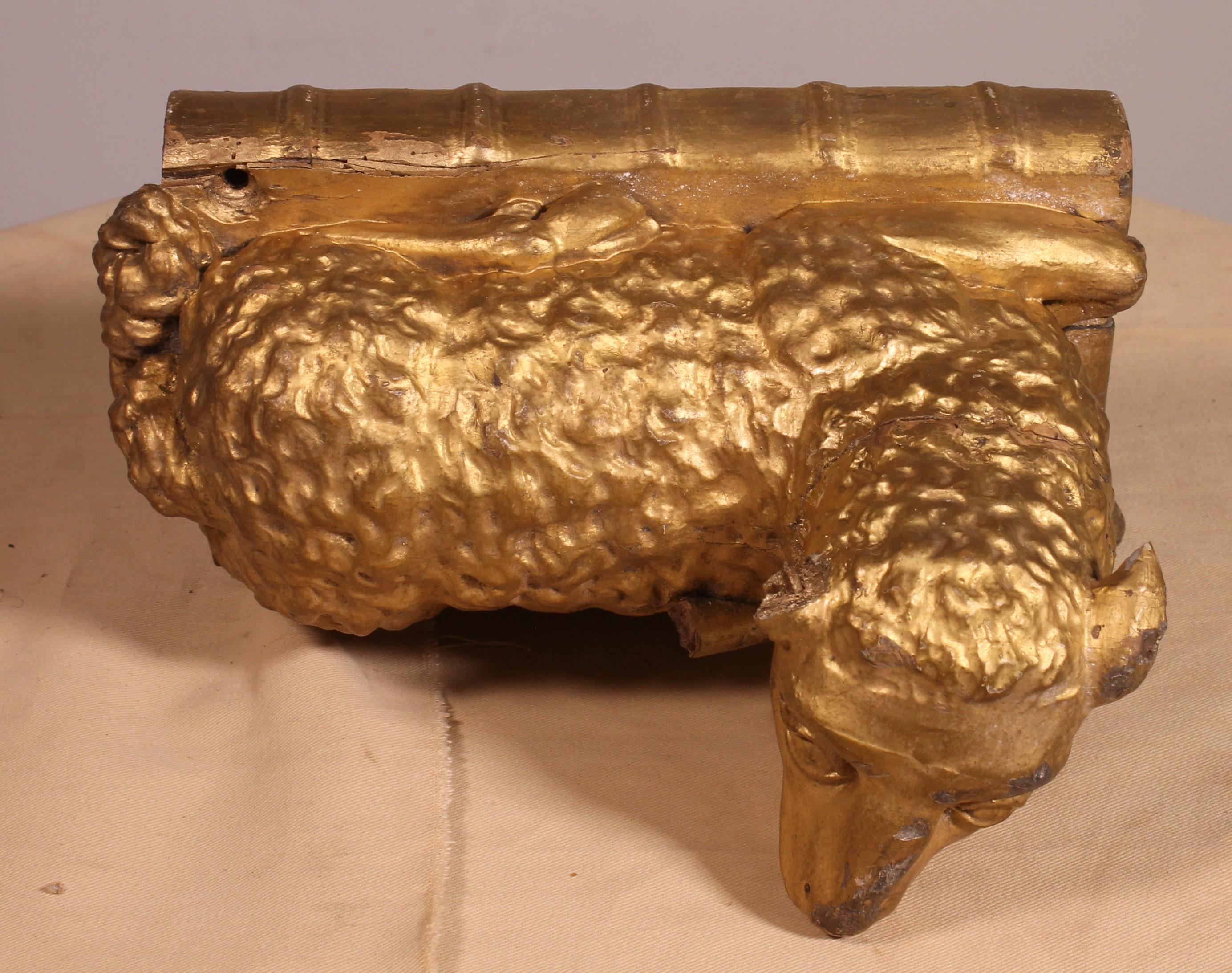 Agnello mistico sul libro con sette sigilli in legno dorato - 18° secolo in vendita 6
