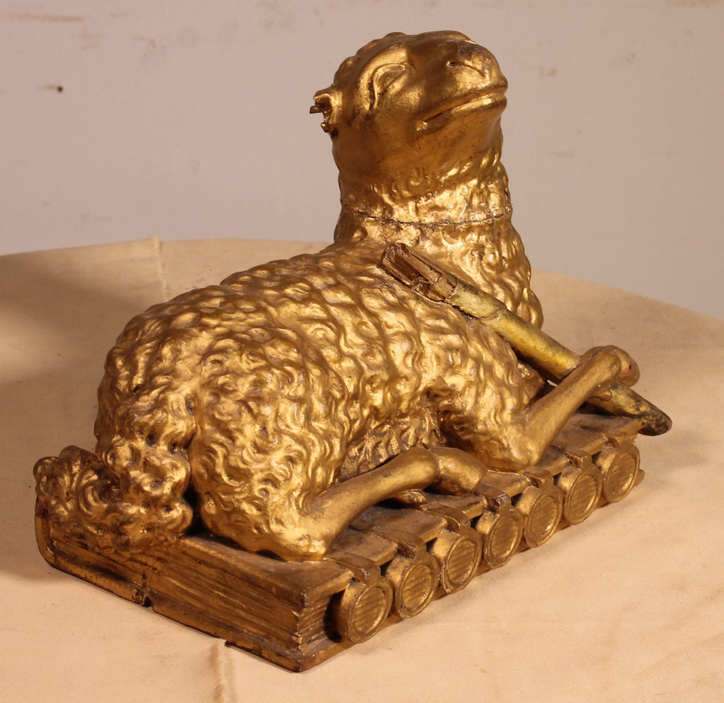 Wood, legno intagliato che raffigura l'agnello mistico sul libro con i sette sigilli in legno dorato
bella qualità dell'intaglio
buone condizioni,
Francia 18° secolo.
