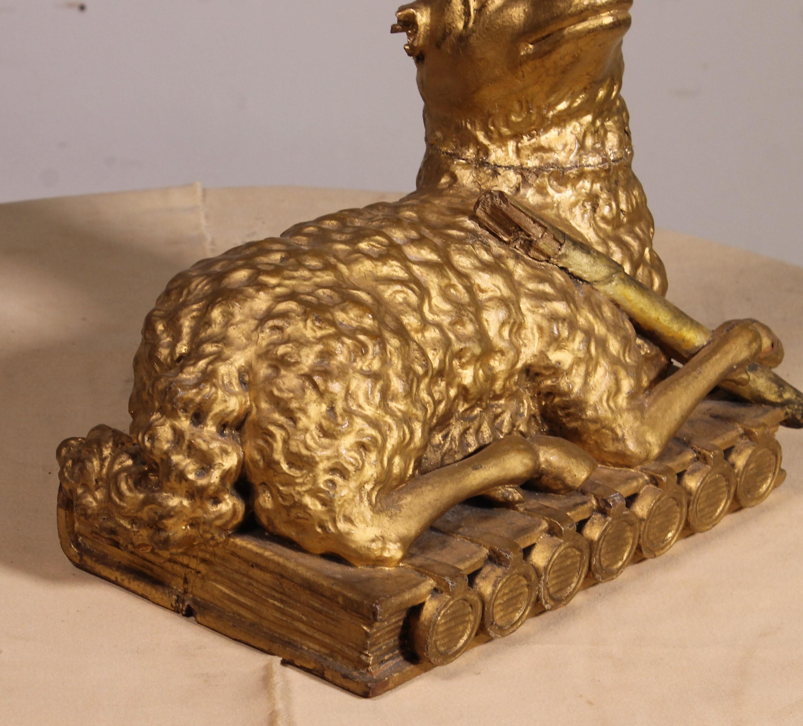 Luigi XV Agnello mistico sul libro con sette sigilli in legno dorato - 18° secolo in vendita