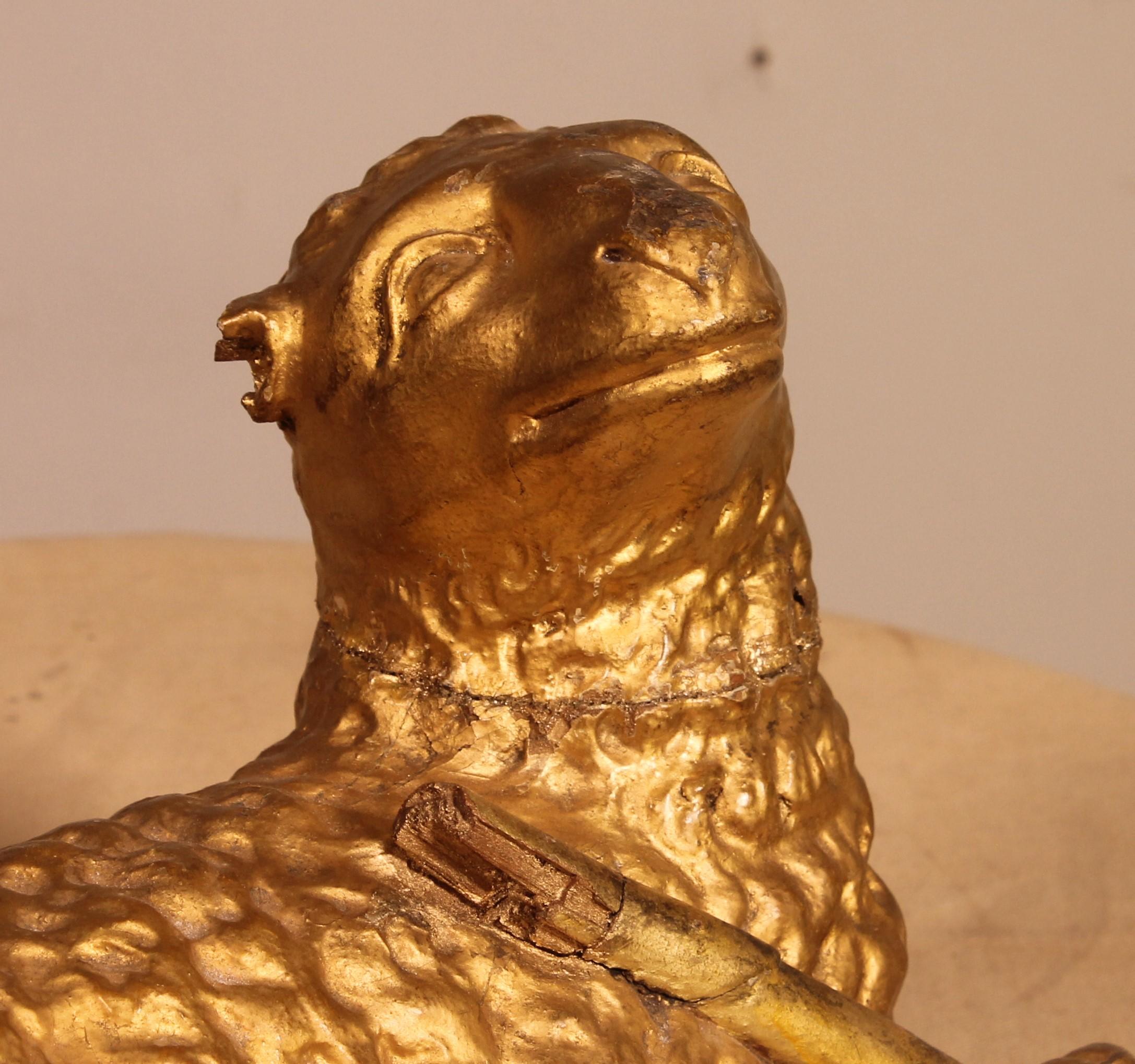 Francese Agnello mistico sul libro con sette sigilli in legno dorato - 18° secolo in vendita