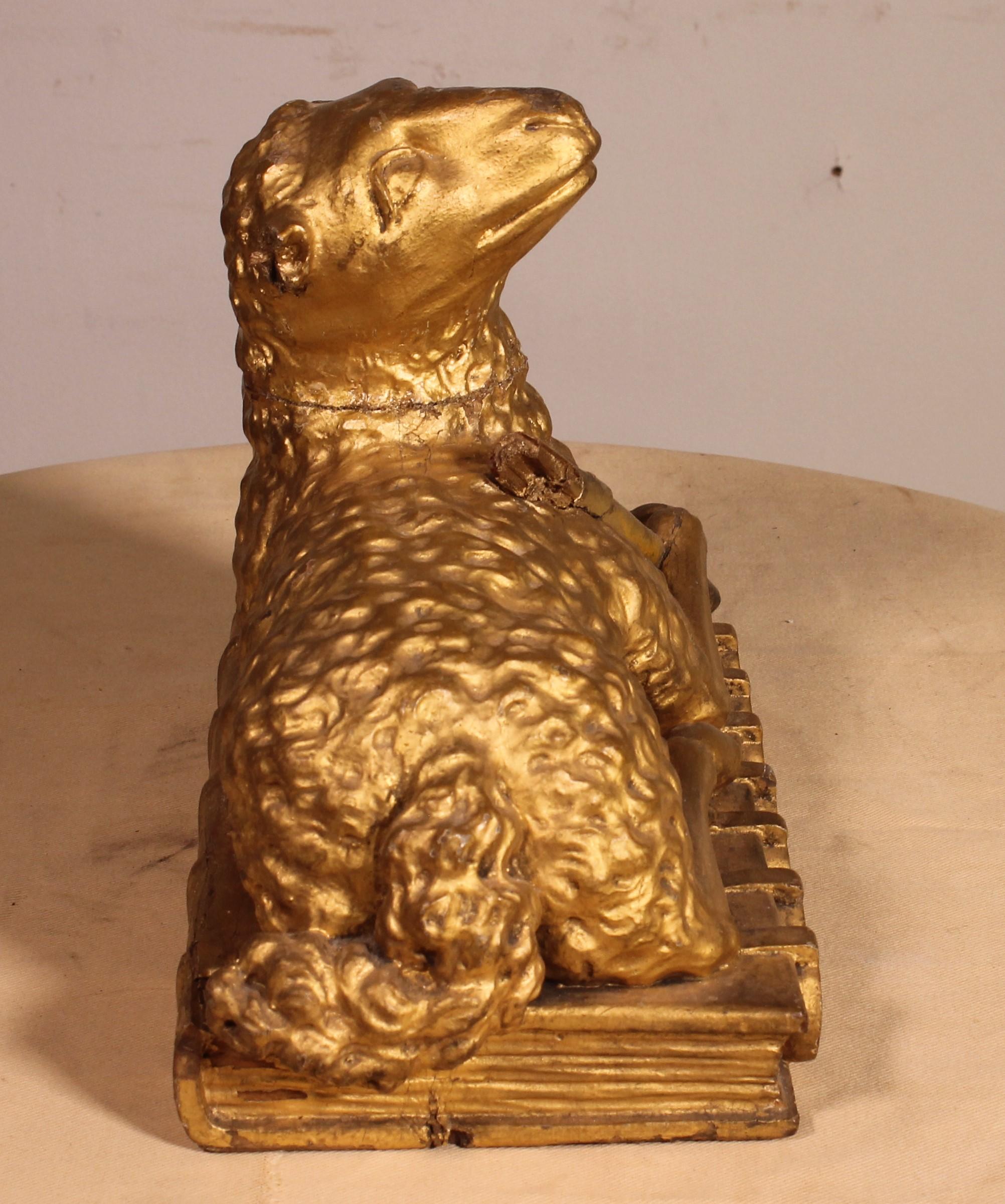 Agnello mistico sul libro con sette sigilli in legno dorato - 18° secolo In condizioni buone in vendita a Brussels, Brussels