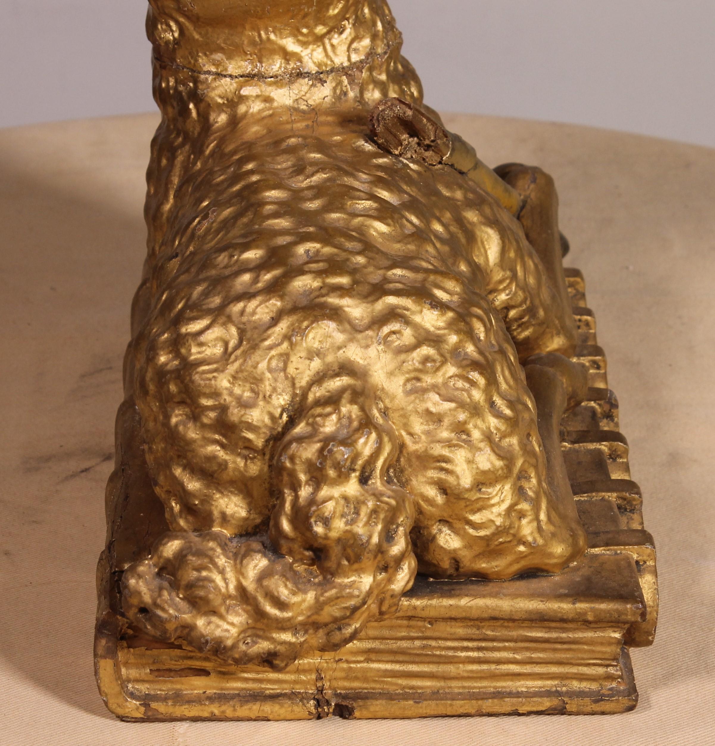 Fino al XVIII secolo Agnello mistico sul libro con sette sigilli in legno dorato - 18° secolo in vendita