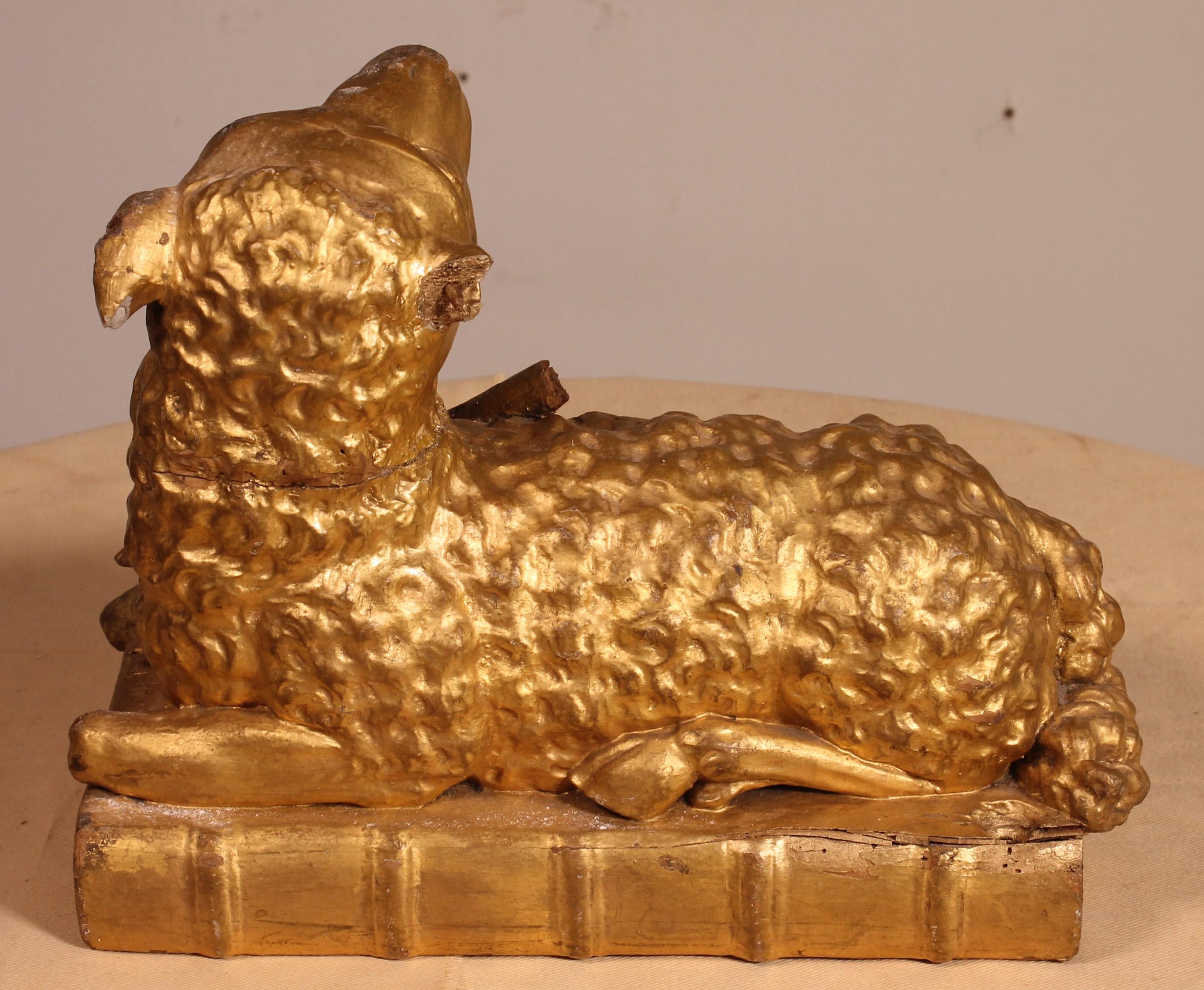 Agnello mistico sul libro con sette sigilli in legno dorato - 18° secolo in vendita 1