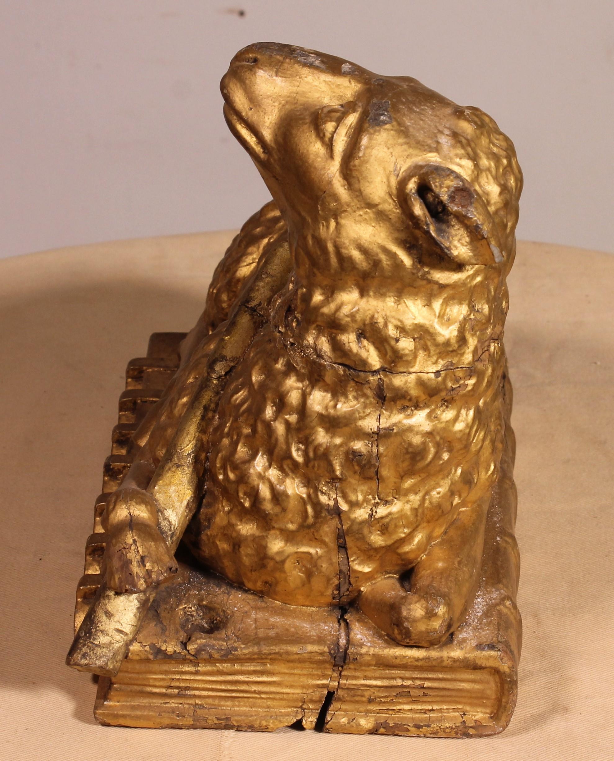 Agnello mistico sul libro con sette sigilli in legno dorato - 18° secolo in vendita 2