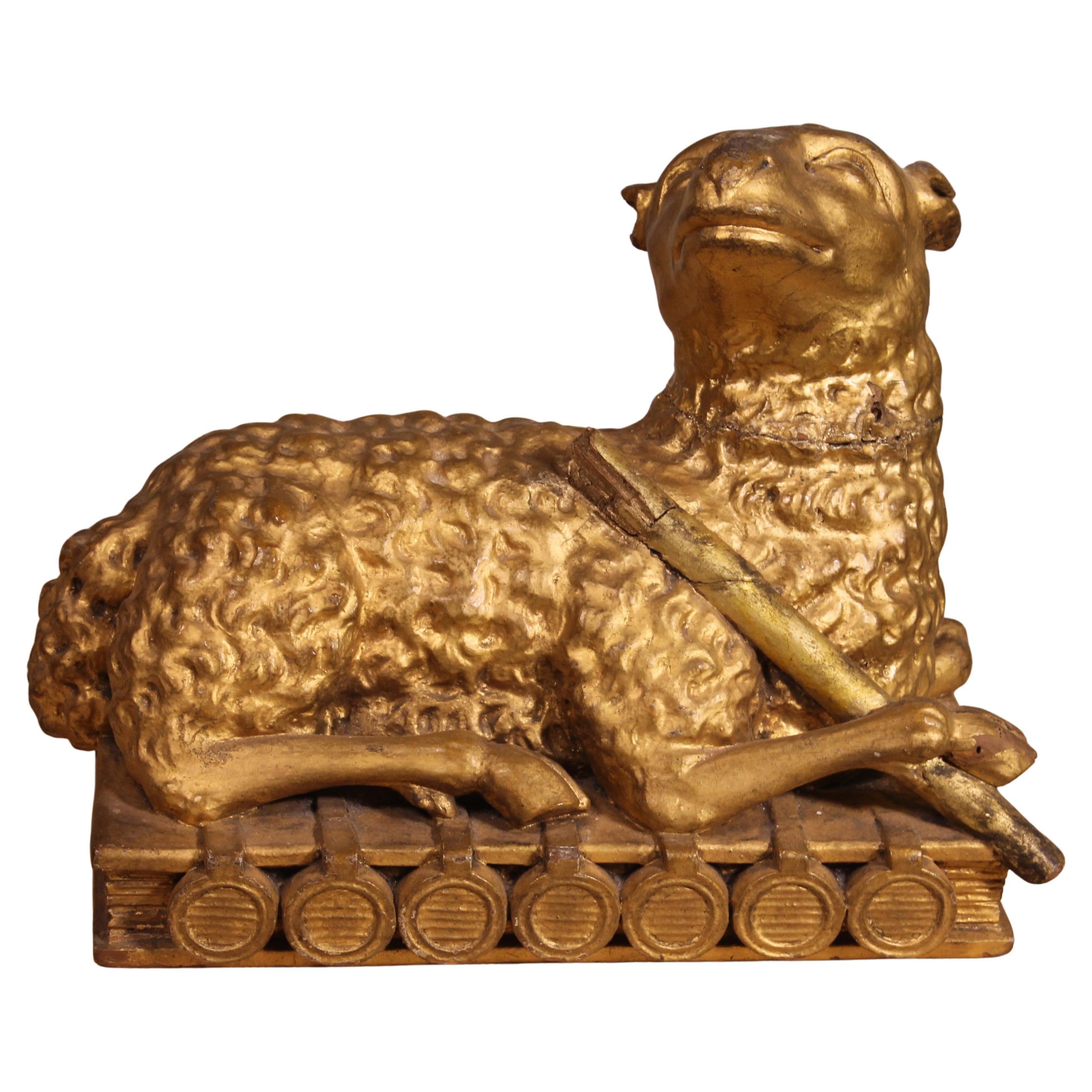 Agnello mistico sul libro con sette sigilli in legno dorato - 18° secolo in vendita