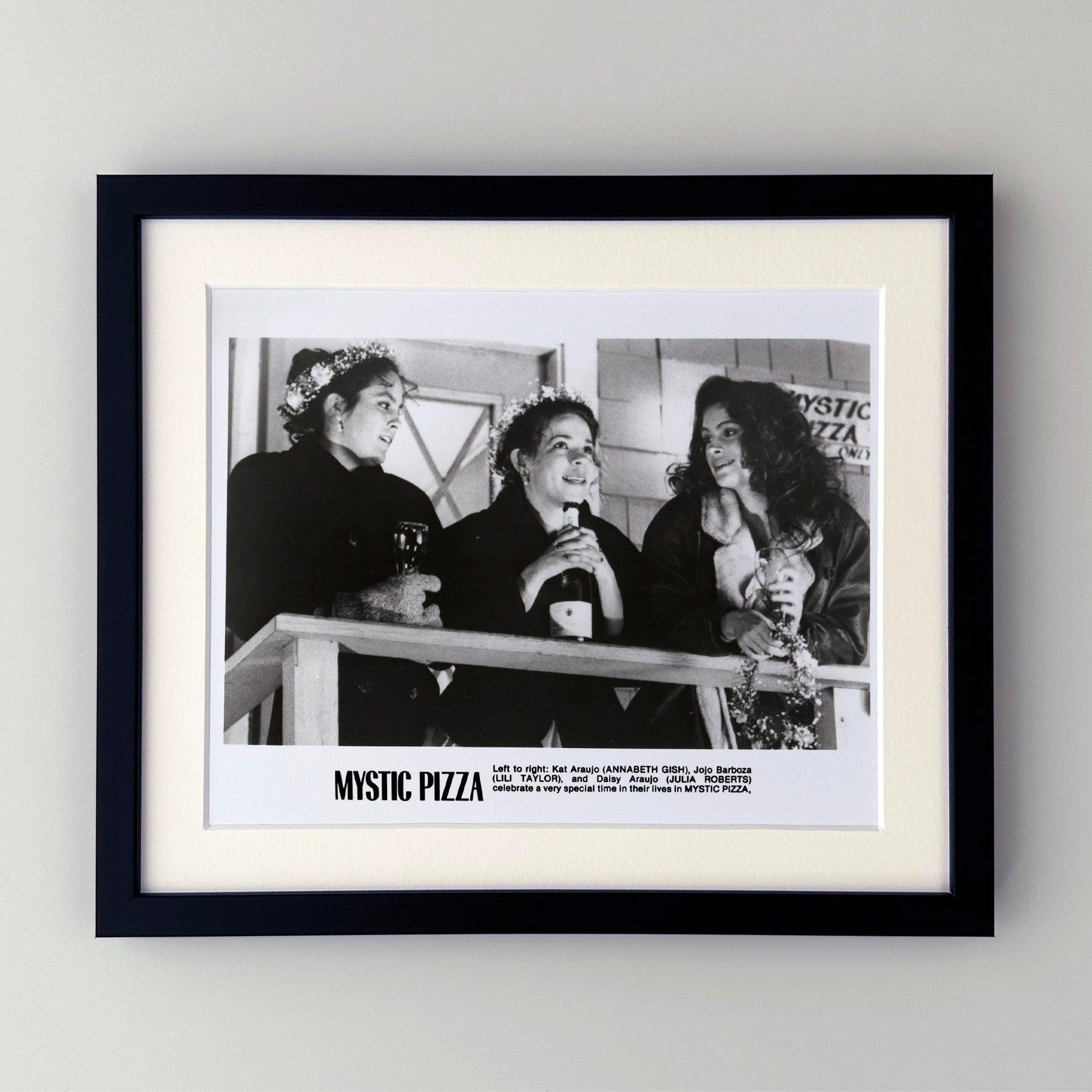 Original 8x10 inches Publicity Film Still pour Mystic Pizza (1988) avec Annabeth Gish et Julia Roberts.

Les photos de publicité (film/production) ont été créées pour aider les studios à promouvoir leurs nouveaux films. Les photos ont été incluses