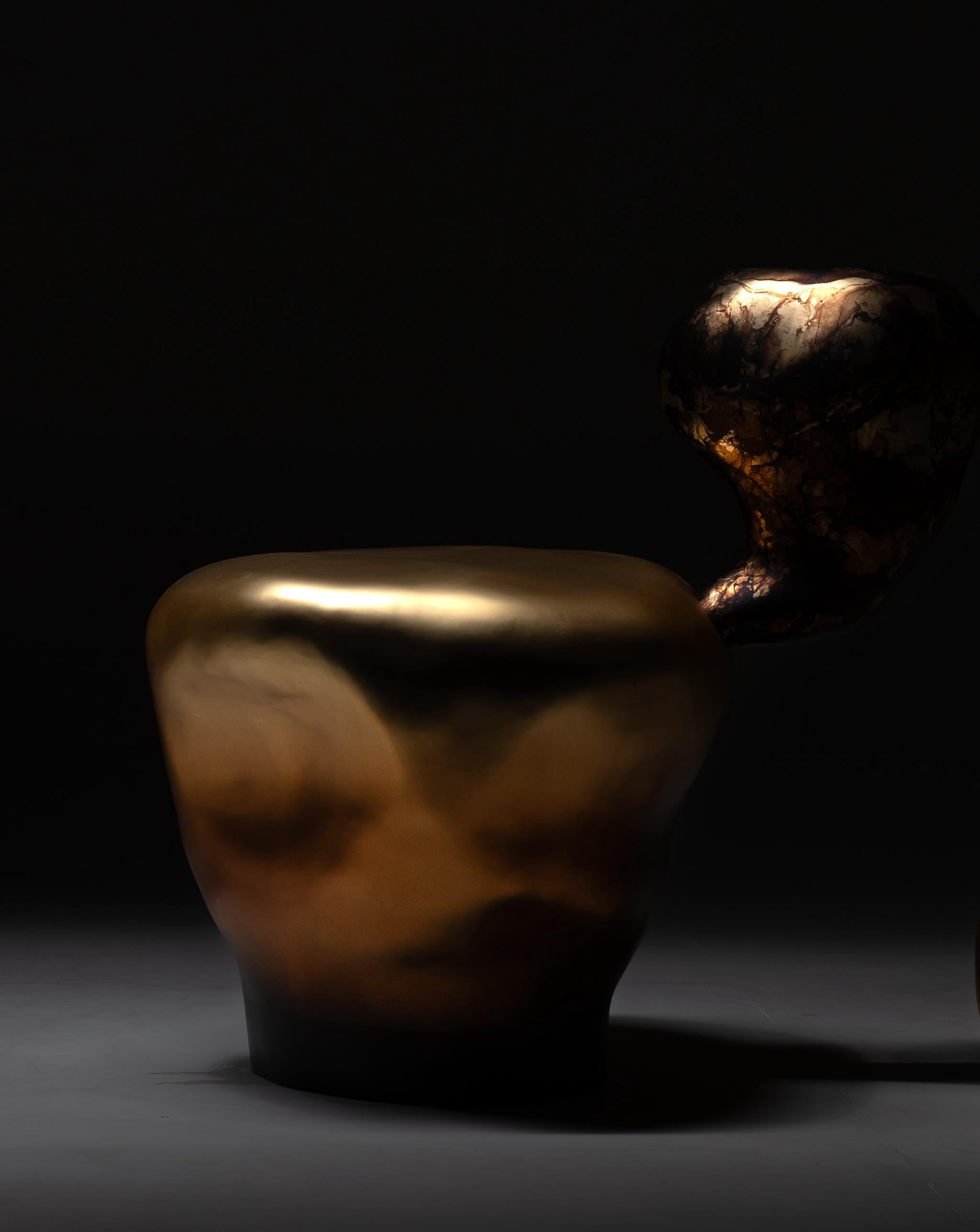 La table Mystic 1 en laiton pur est une expression sculpturale d'une table fonctionnelle faite de deux couches de laiton. Magnifiquement moulés et finis dans nos styles caractéristiques de doux dégradés et de motifs intenses.
Artistiquement coulée