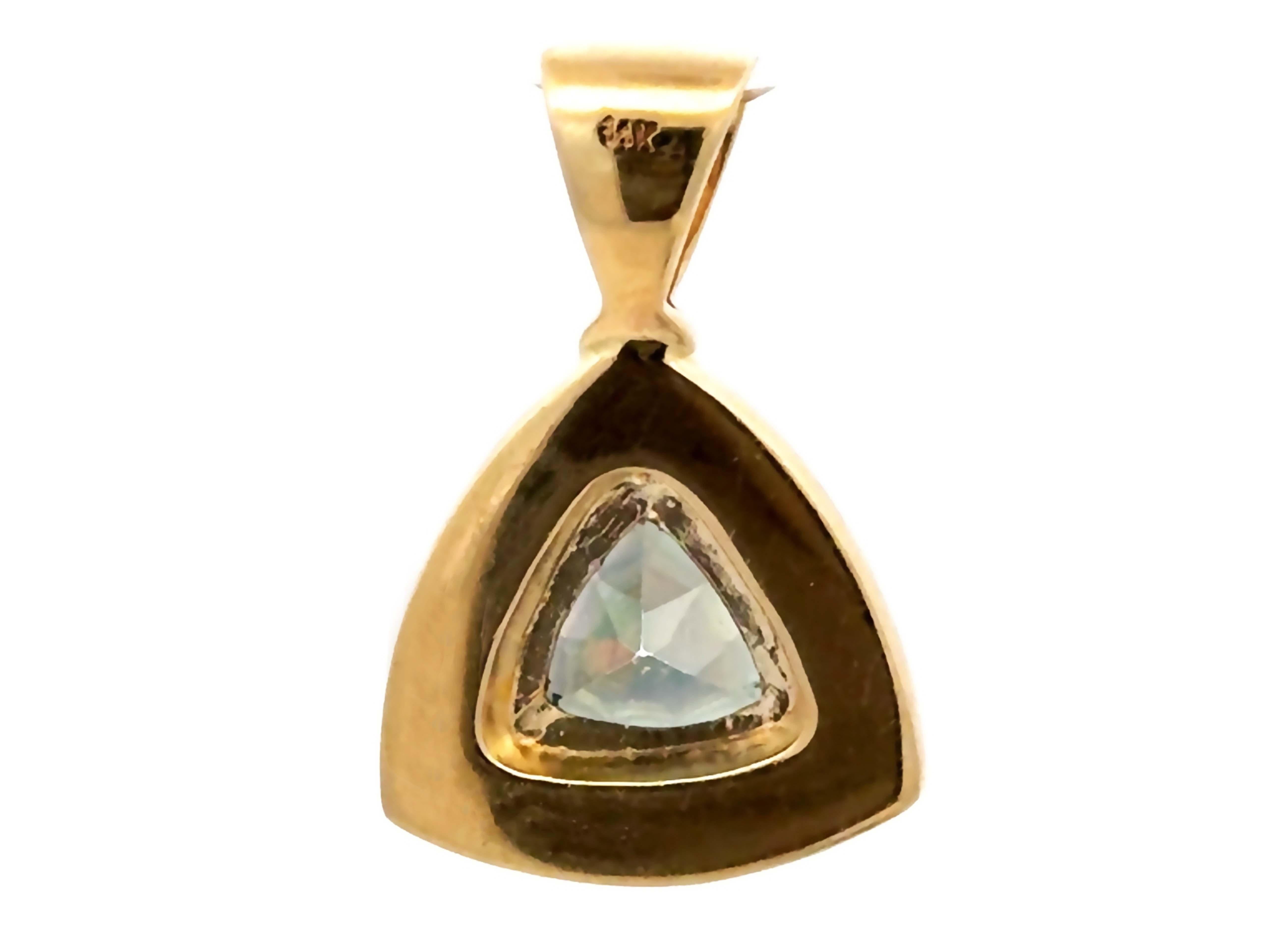 Pendentif Topaze Mystique Triangle Incrustation Opale Or Jaune 14k en vente 1