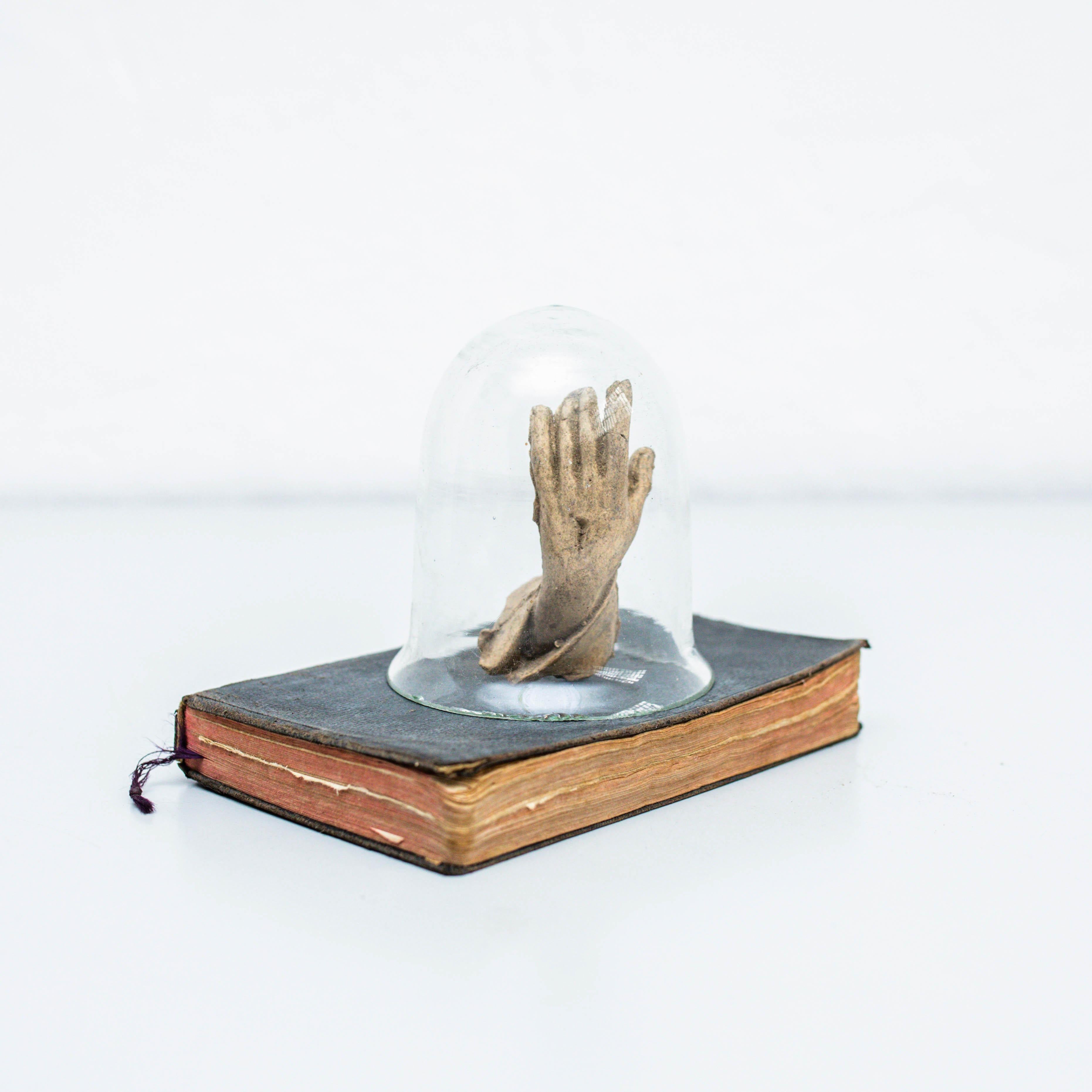 Opera d'arte mistica con vecchio libro e parte della scultura, circa 1990 in vendita 4