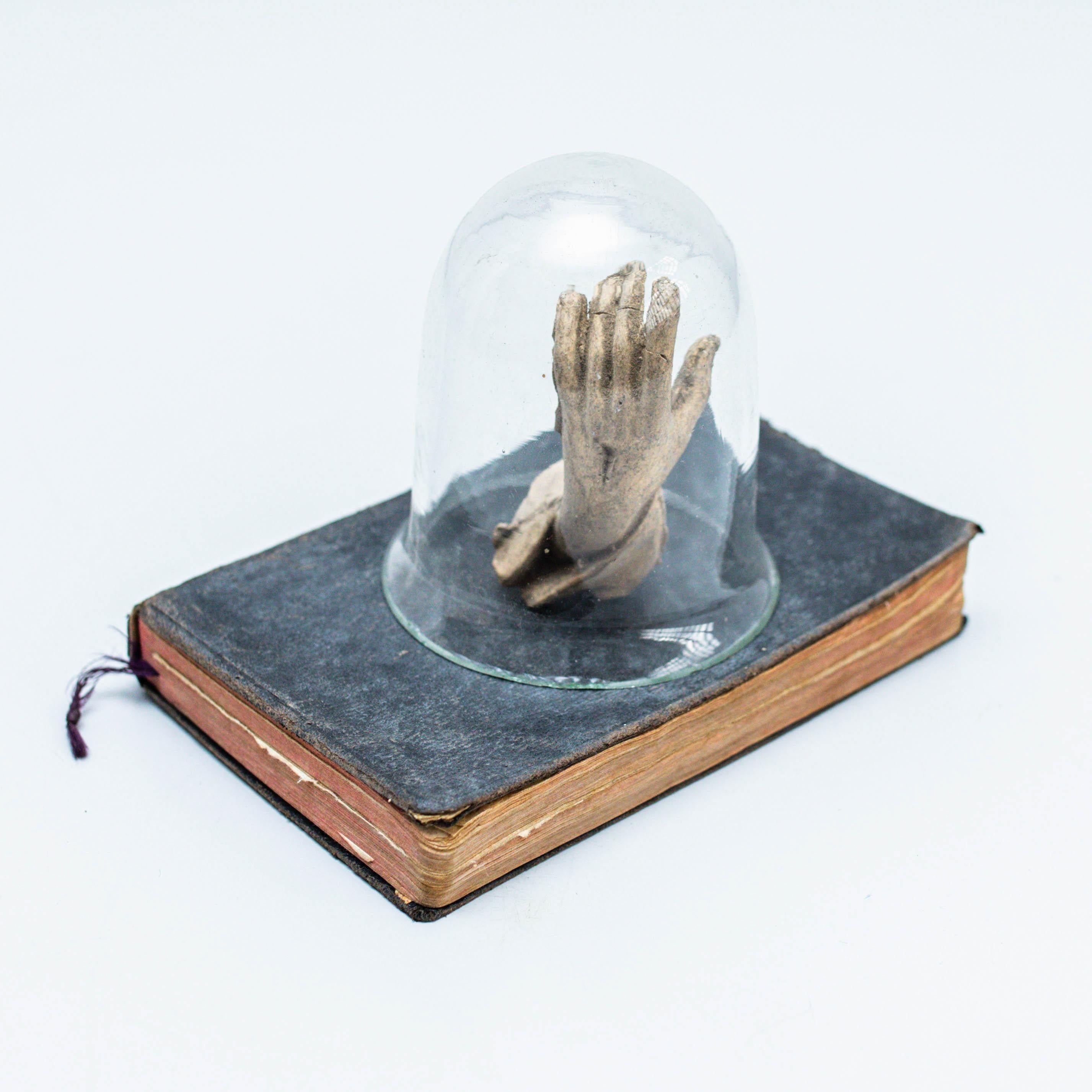 Opera d'arte mistica con vecchio libro e parte della scultura, circa 1990 in vendita 5