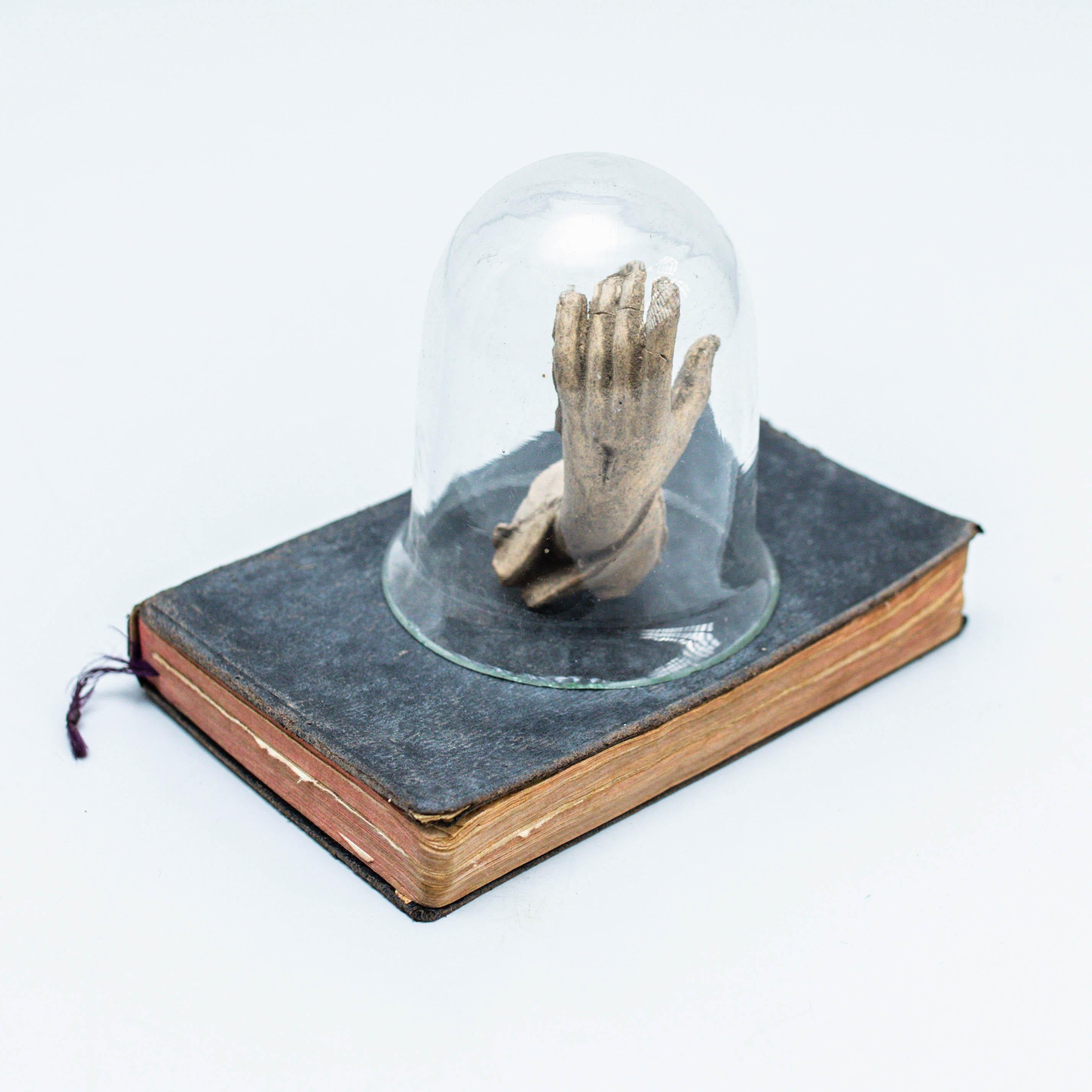 Mystisches Kunstwerk mit altem Buch und Teil der Skulptur, um 1990  im Angebot 5