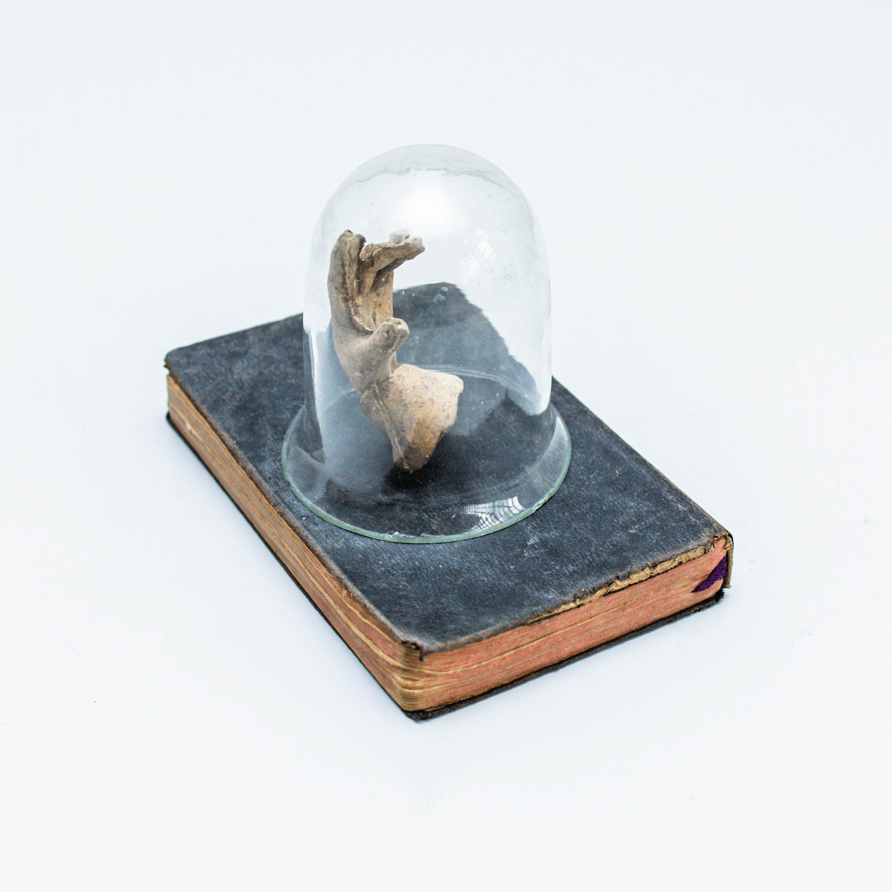 Opera d'arte mistica con un vecchio libro e parte di una scultura.    Realizzato da un produttore sconosciuto in Spagna, intorno al 1990.    In condizioni originali, con lievi usure dovute all'età e all'uso, che conservano una bella patina.    