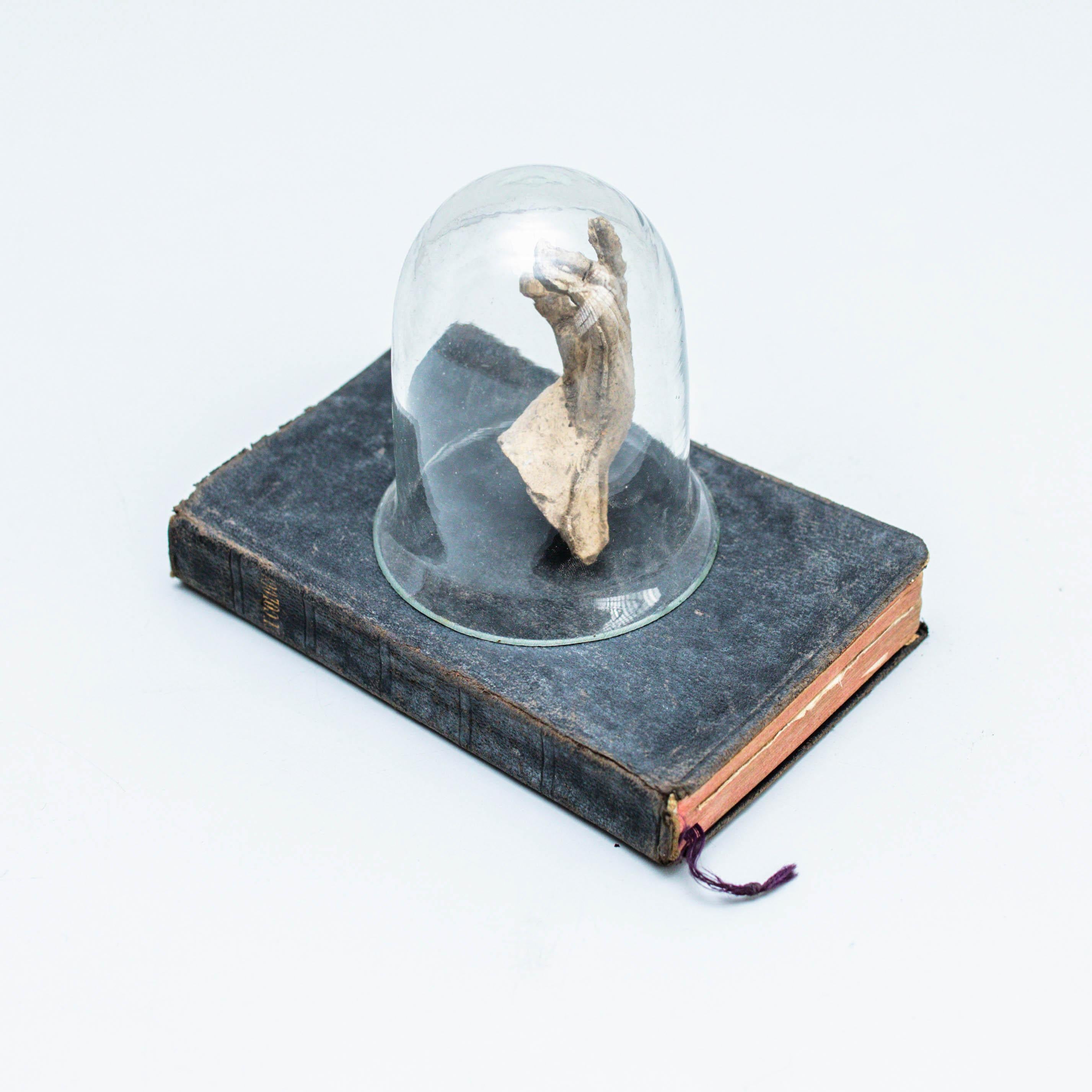 Mystisches Kunstwerk mit altem Buch und Teil der Skulptur, um 1990  (Spanisch) im Angebot