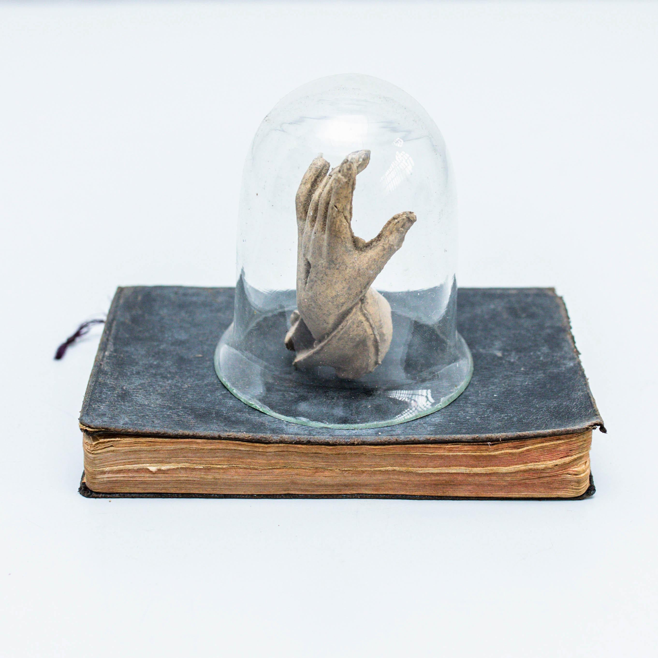 Mystisches Kunstwerk mit altem Buch und Teil der Skulptur, um 1990  im Zustand „Gut“ im Angebot in Barcelona, Barcelona