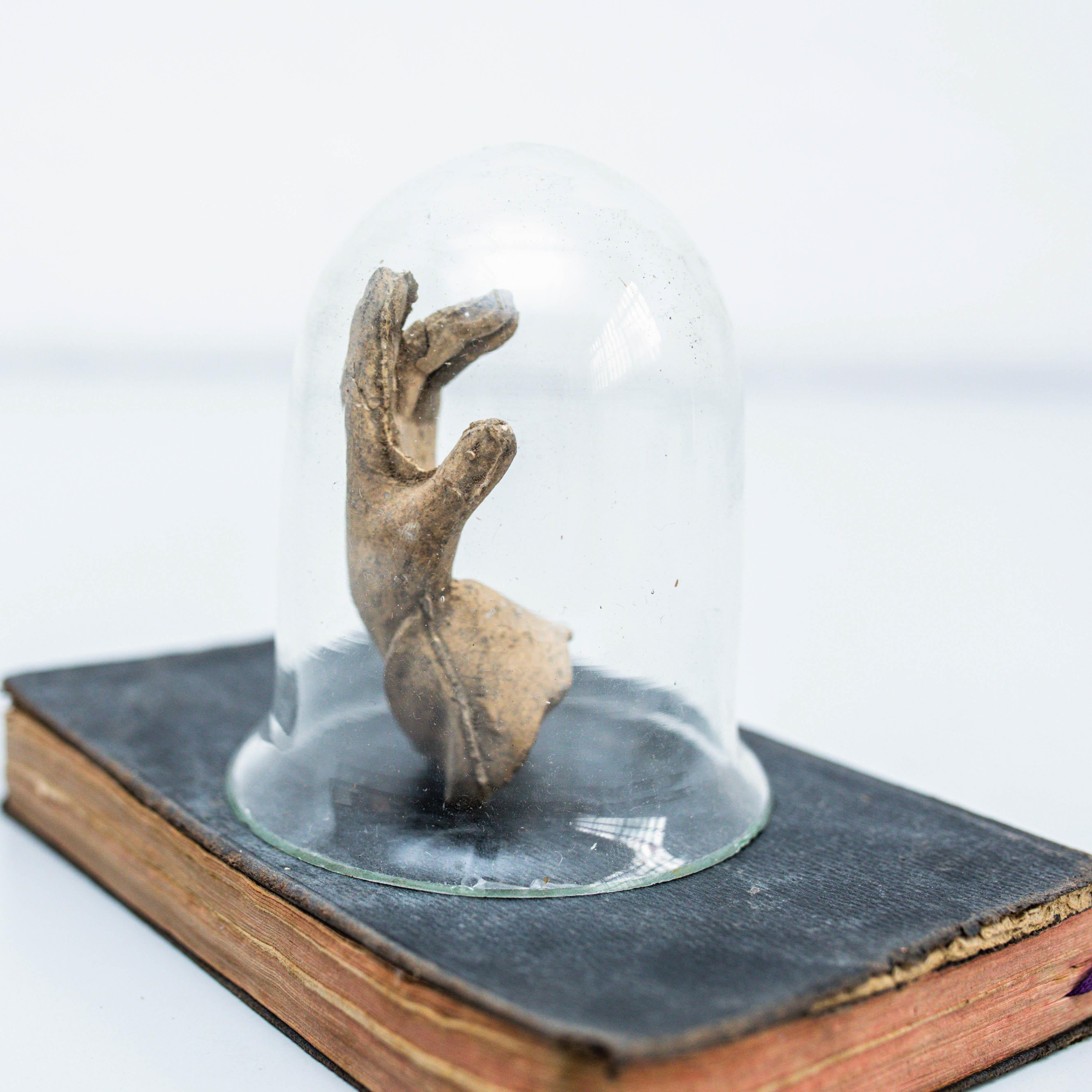 Mystisches Kunstwerk mit altem Buch und Teil der Skulptur, um 1990  (Ende des 20. Jahrhunderts) im Angebot