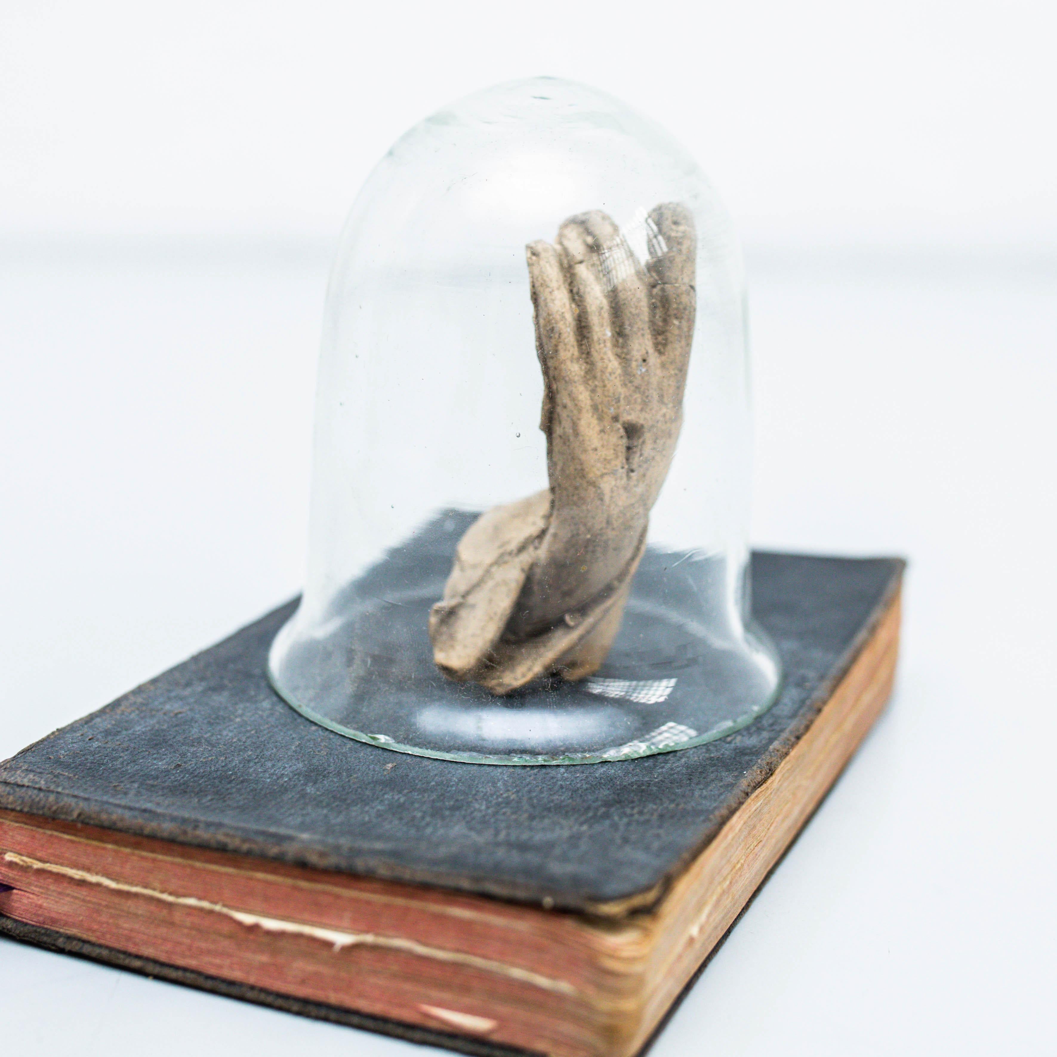 Mystisches Kunstwerk mit altem Buch und Teil der Skulptur, um 1990  (Holz) im Angebot
