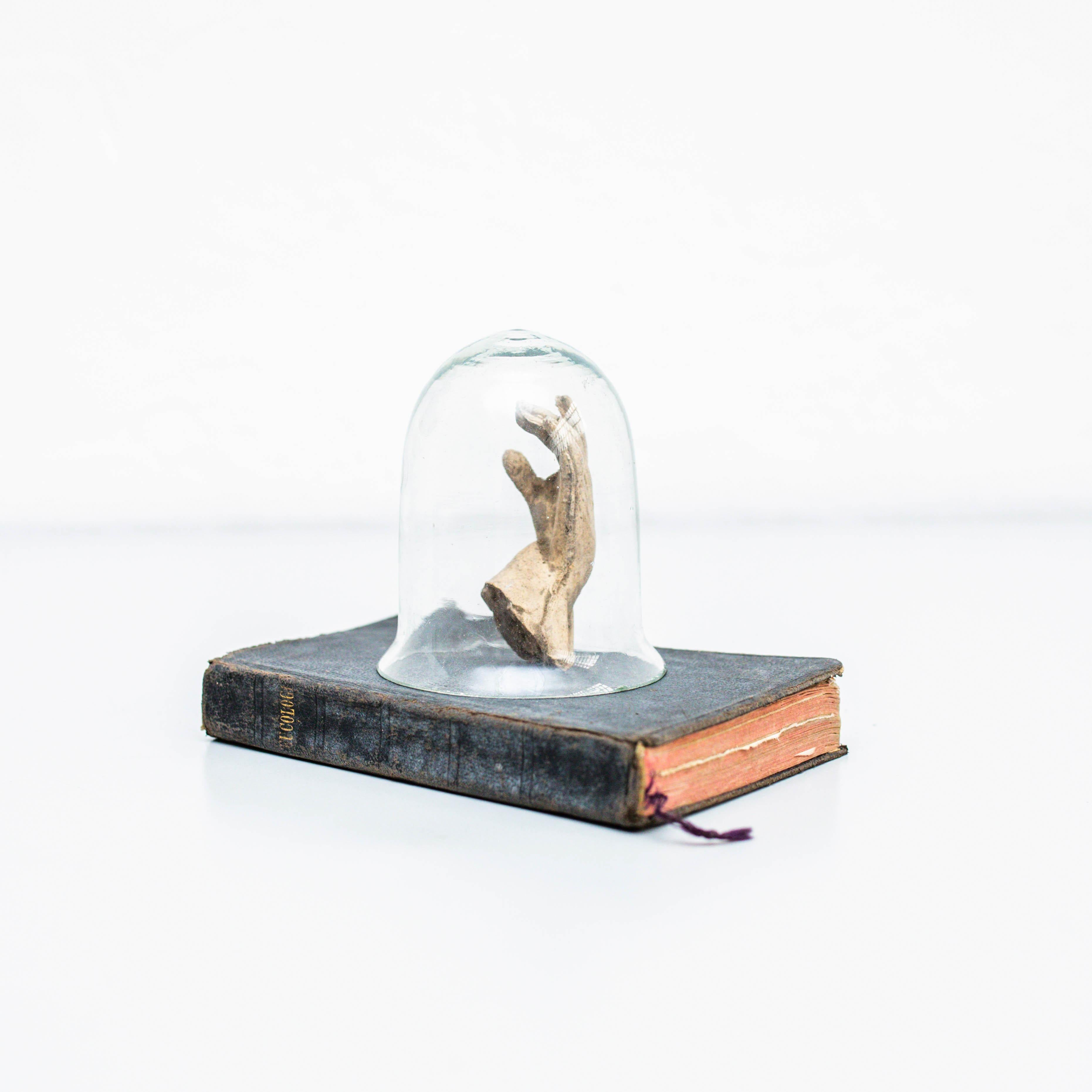 Opera d'arte mistica con vecchio libro e parte della scultura, circa 1990 in vendita 3
