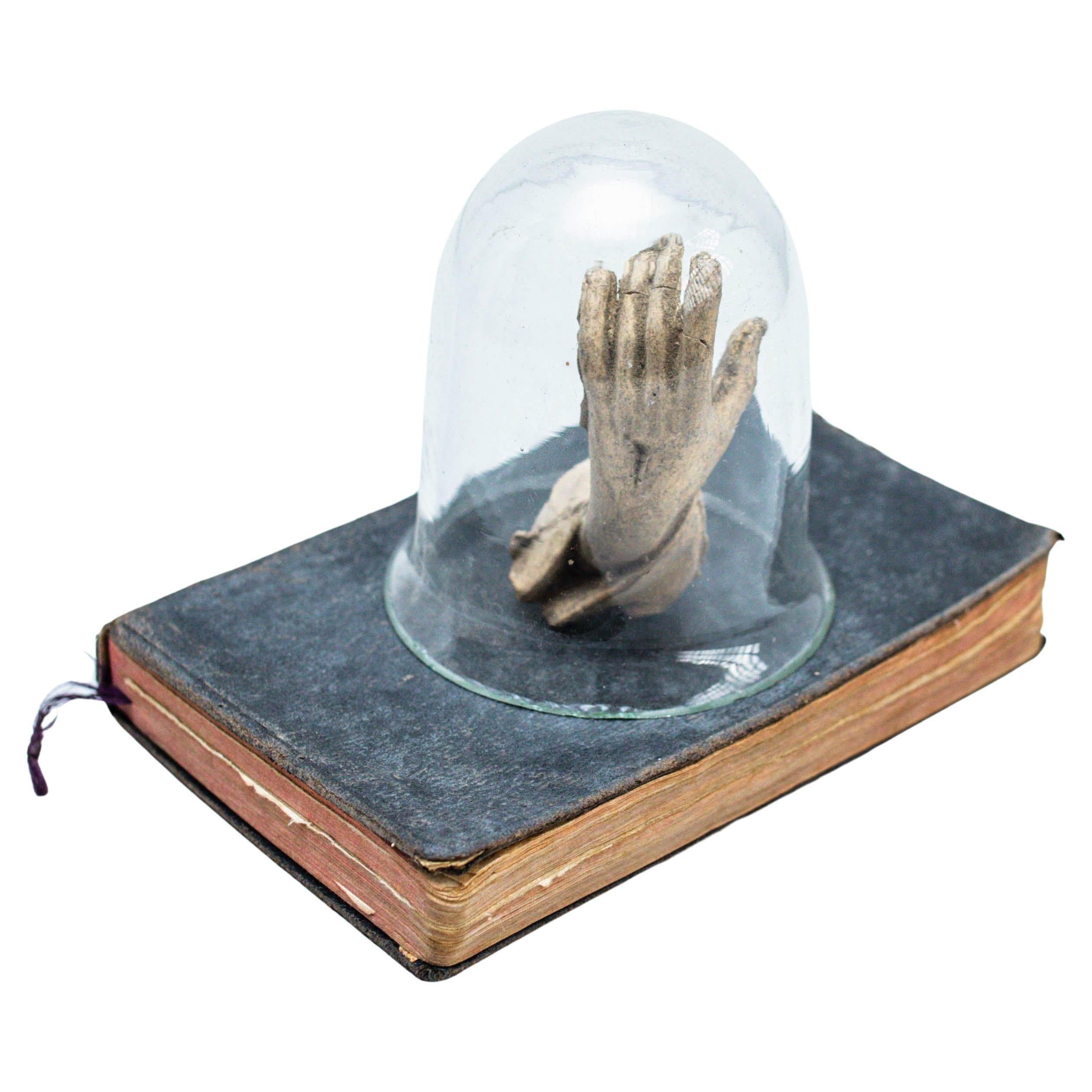 Opera d'arte mistica con vecchio libro e parte della scultura, circa 1990