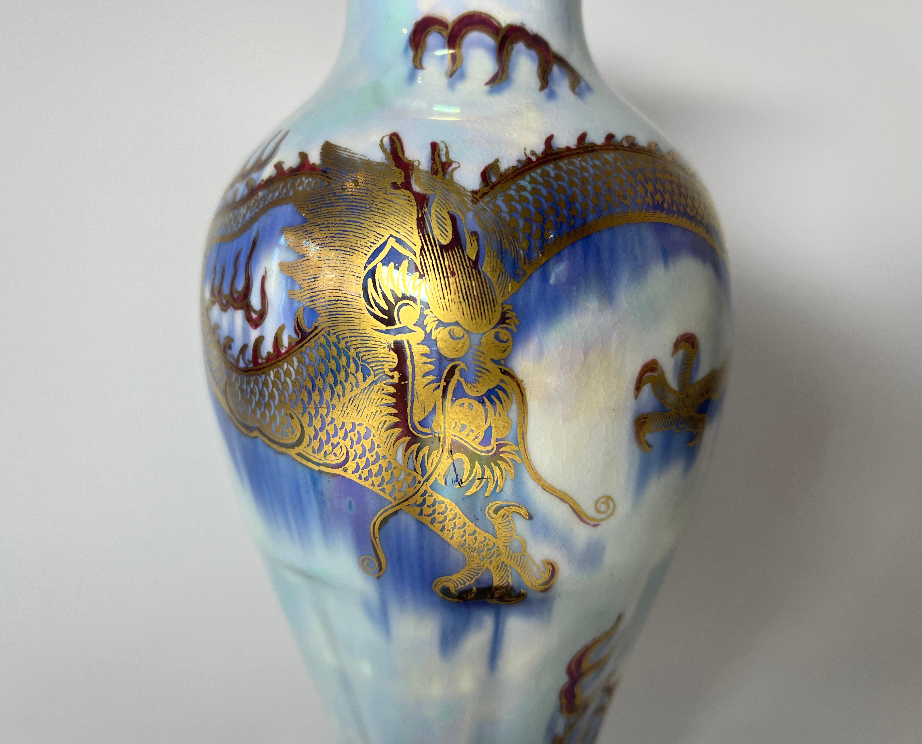 Art déco Vase en porcelaine Wedgwood bleu ordinaire lustré avec dragon doré mystique et mélangé Z4829 en vente