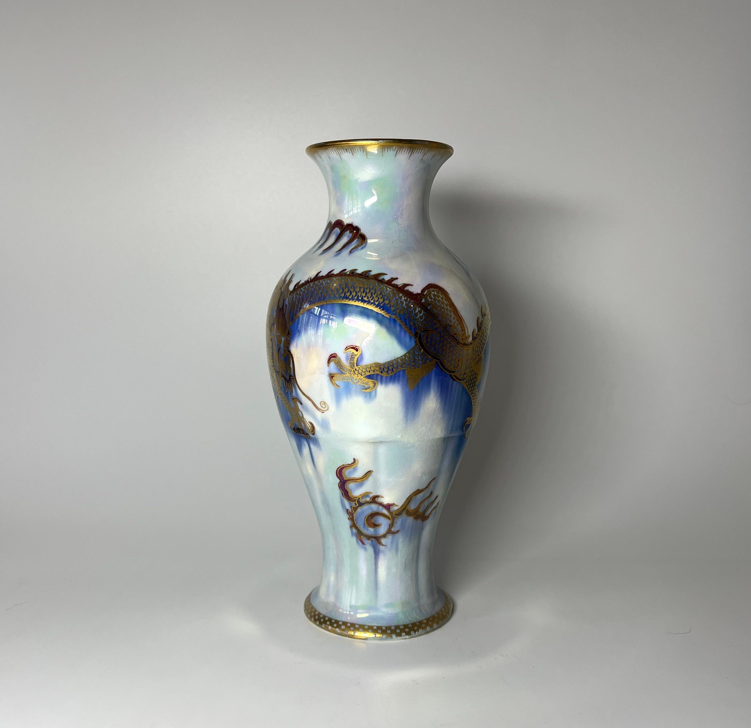 Vernissé Vase en porcelaine Wedgwood bleu ordinaire lustré avec dragon doré mystique et mélangé Z4829 en vente