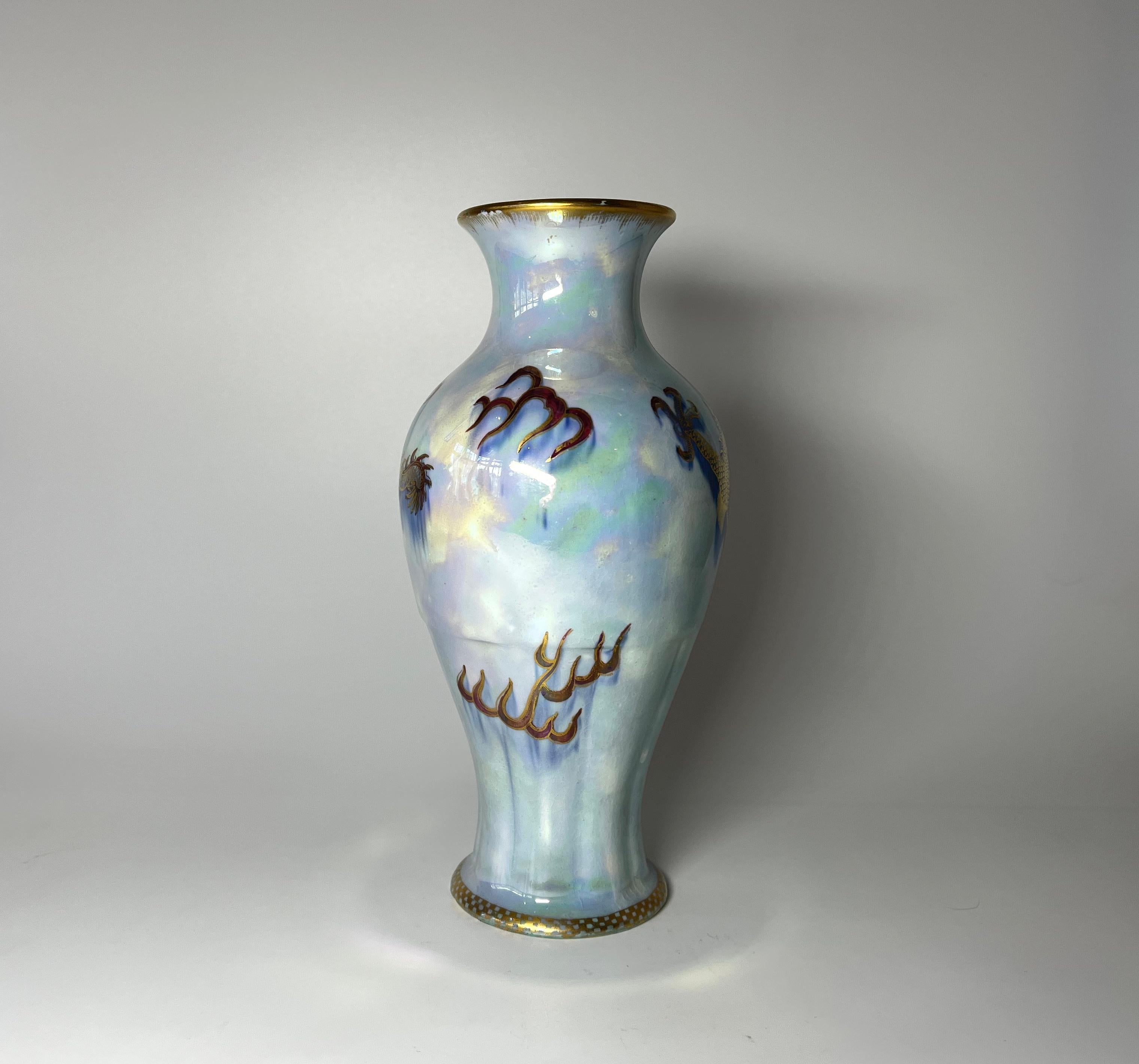 20ième siècle Vase en porcelaine Wedgwood bleu ordinaire lustré avec dragon doré mystique et mélangé Z4829 en vente