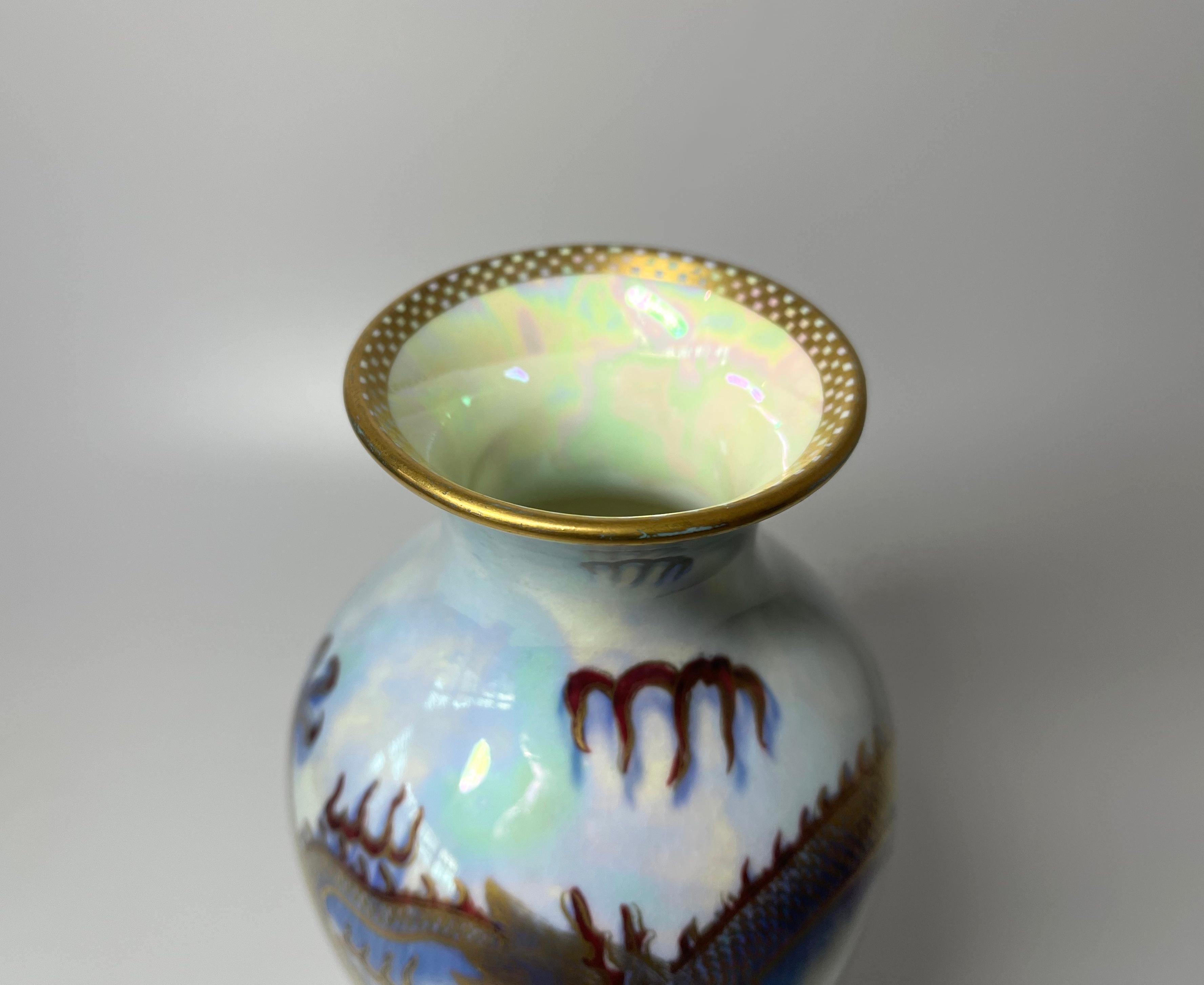 Porcelaine Vase en porcelaine Wedgwood bleu ordinaire lustré avec dragon doré mystique et mélangé Z4829 en vente