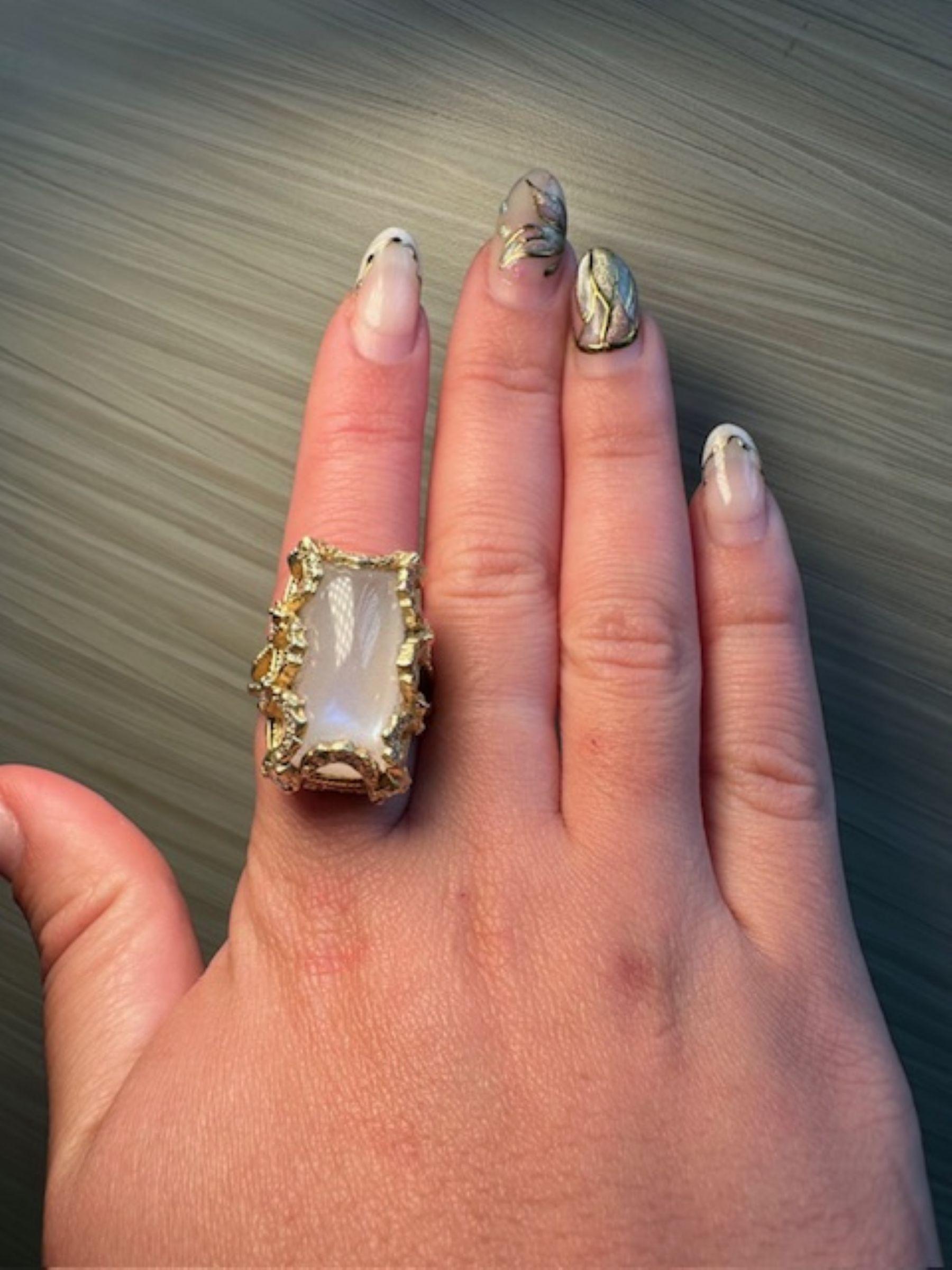Mystical Luxury - 37,74 Karat Mondstein Ring in 18K Gelbgold mit DIA. (Zeitgenössisch) im Angebot