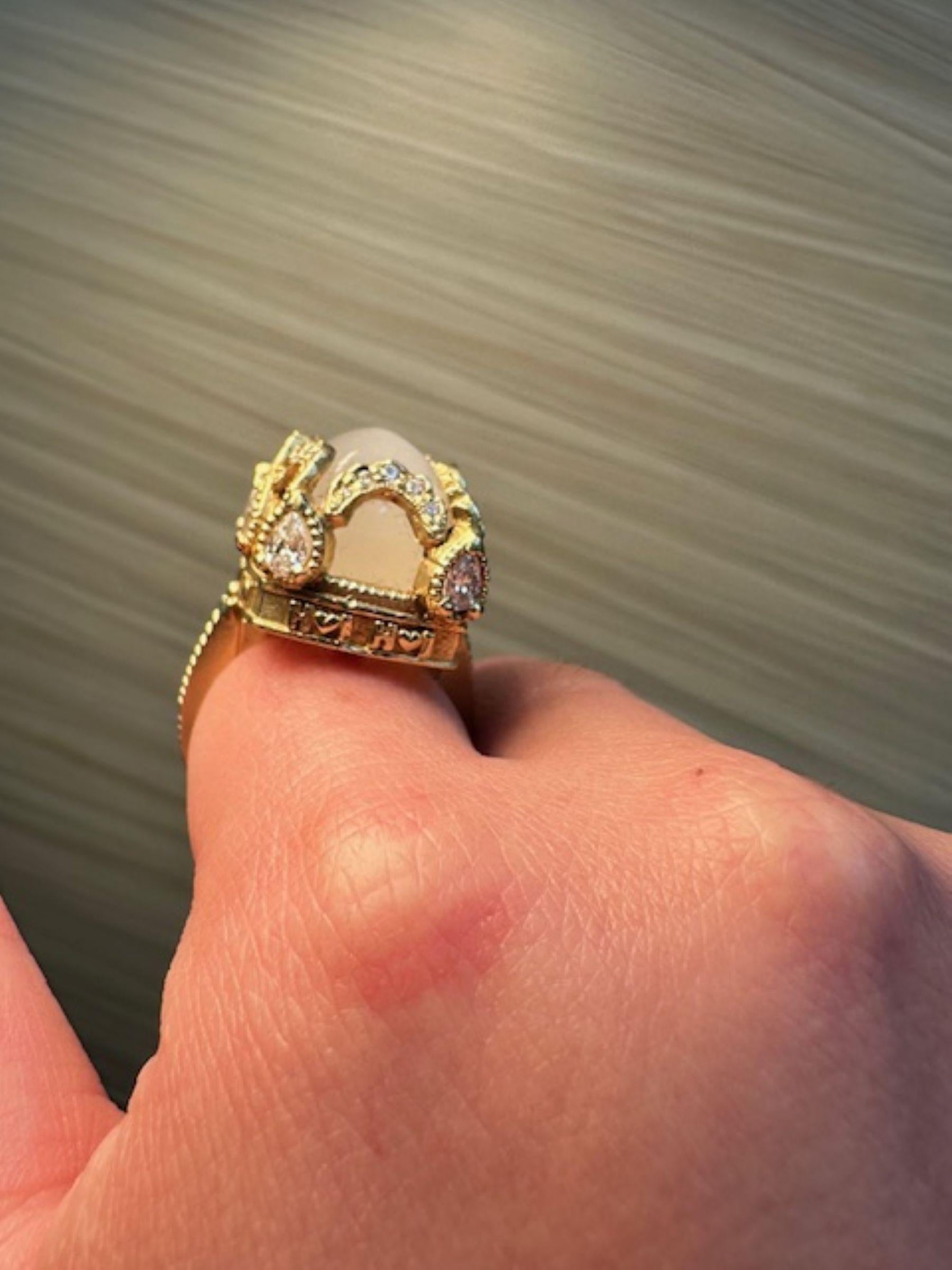 Mystical Luxury - 37,74 Karat Mondstein Ring in 18K Gelbgold mit DIA. (Gemischter Schliff) im Angebot