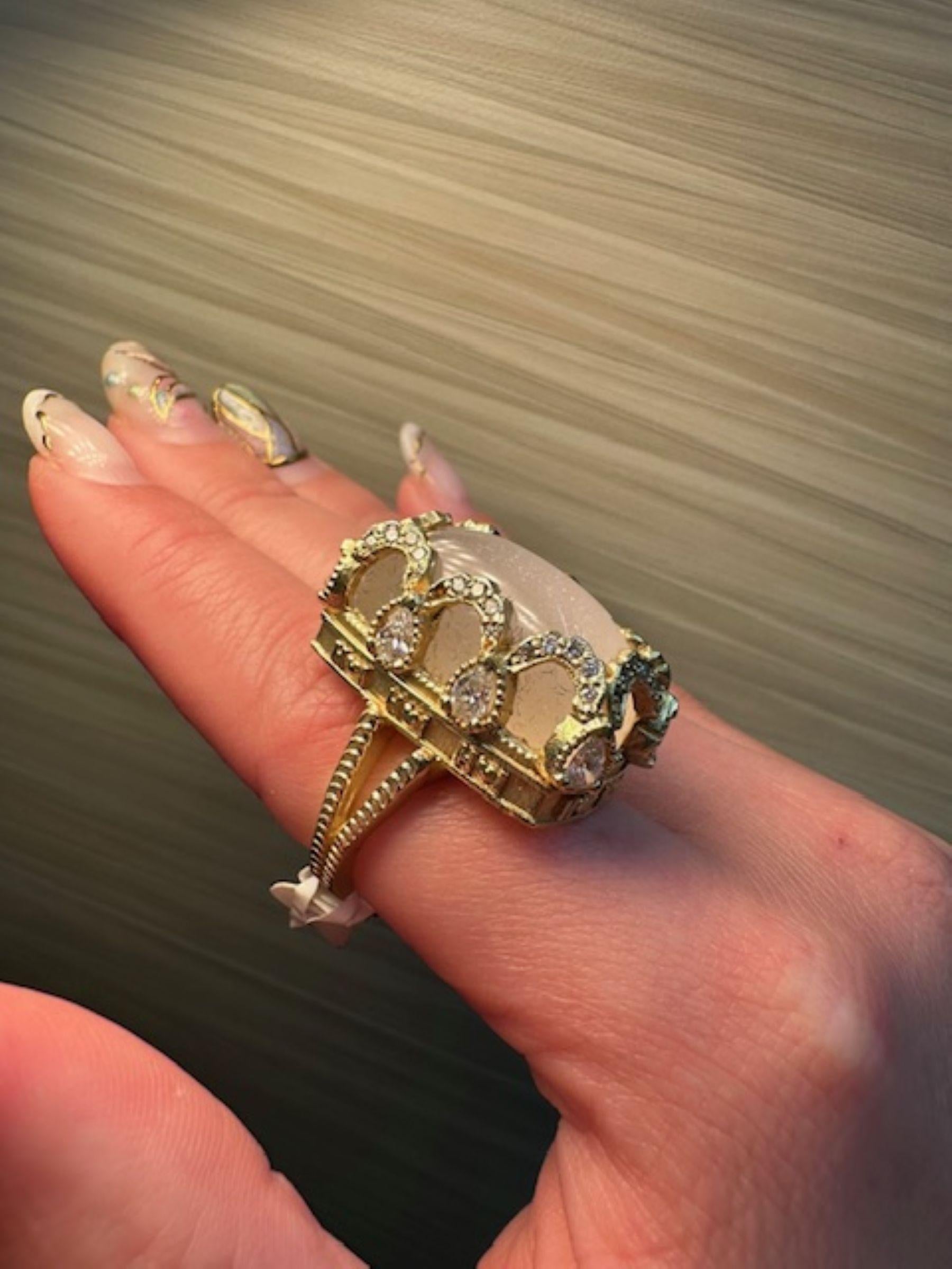 Mystical Luxury - 37,74 Karat Mondstein Ring in 18K Gelbgold mit DIA. im Zustand „Neu“ im Angebot in Miami, FL