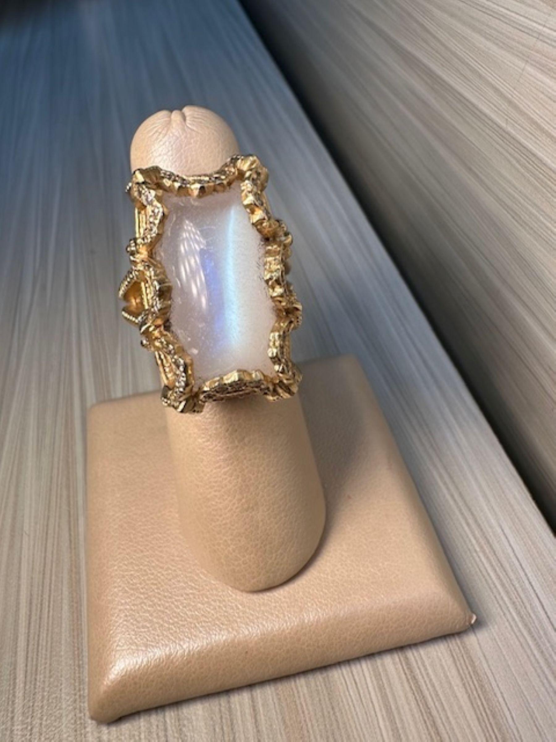 Mystical Luxury - 37,74 Karat Mondstein Ring in 18K Gelbgold mit DIA. im Angebot 1