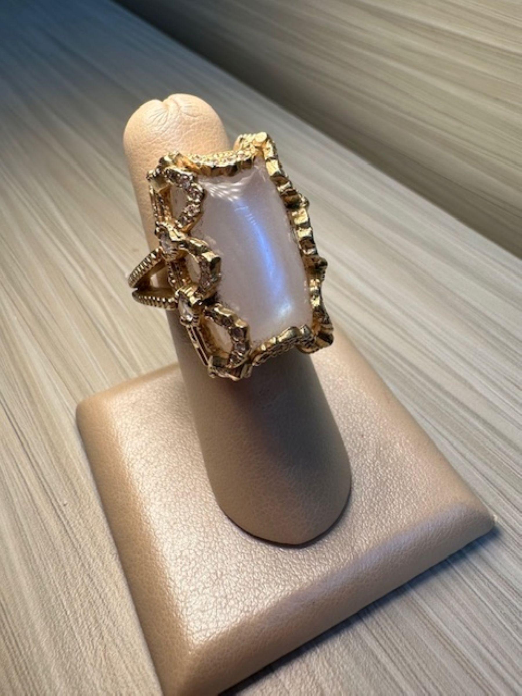 Mystical Luxury - 37,74 Karat Mondstein Ring in 18K Gelbgold mit DIA. im Angebot 3